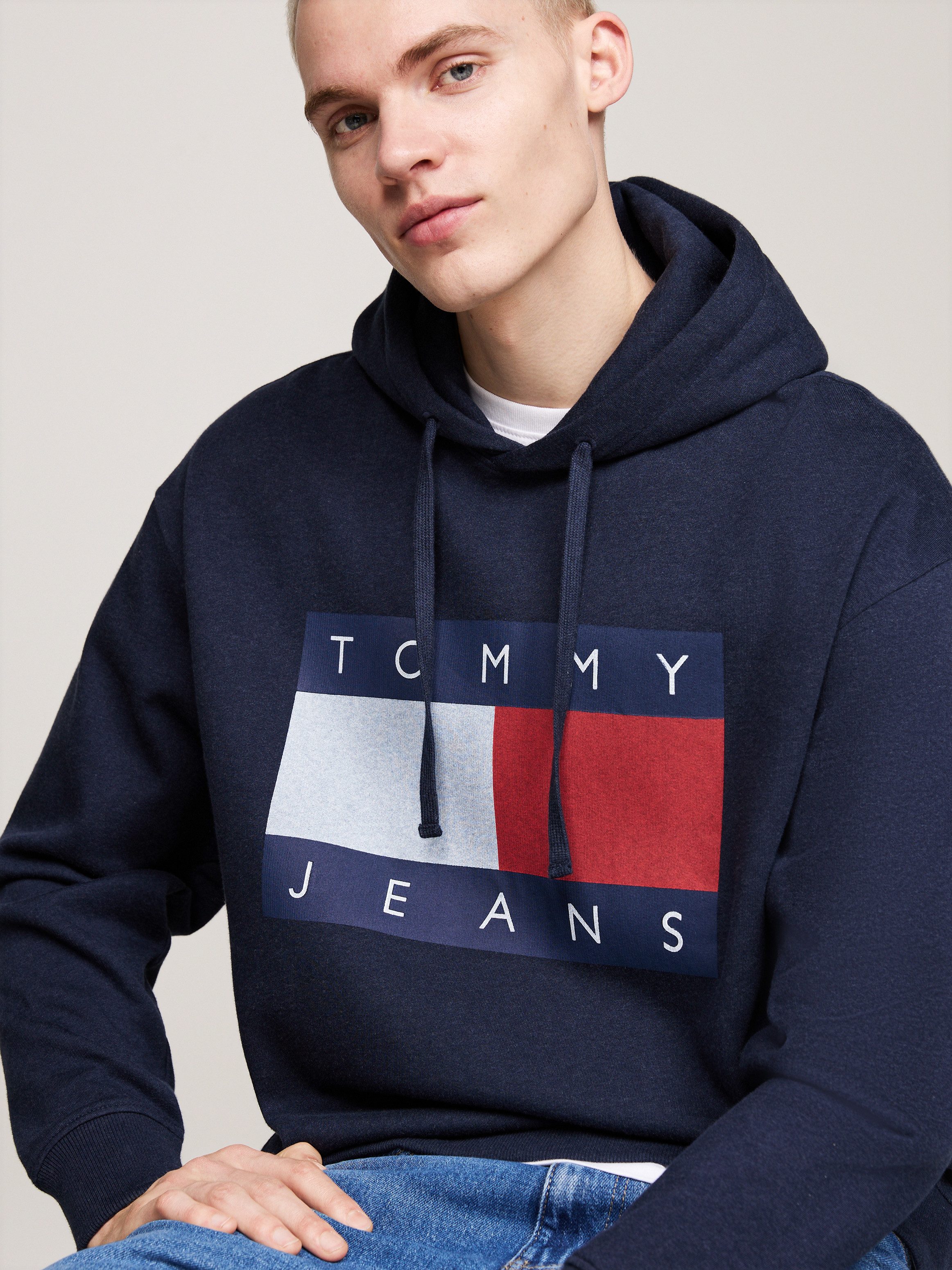 TOMMY JEANS Sweatshirt TJM RLX MELANGE FLAG HOODIE met bedrukte merklogo op borsthoogte