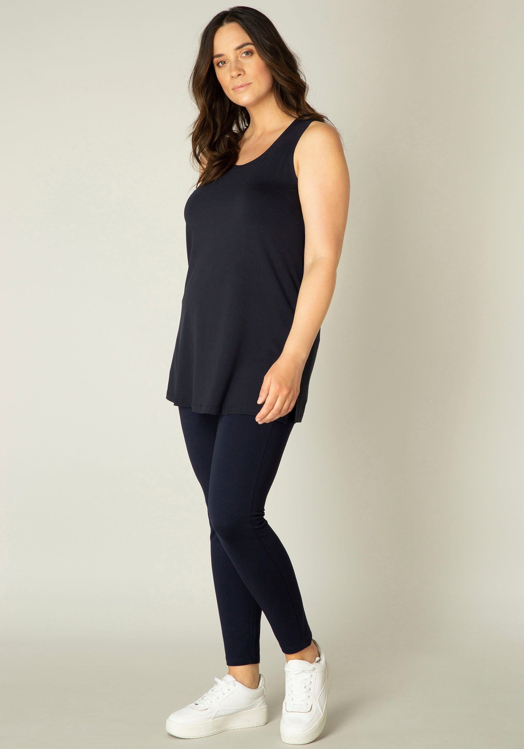 Base Level Curvy Top Over de heupen vallend model met splitjes bij de zoom