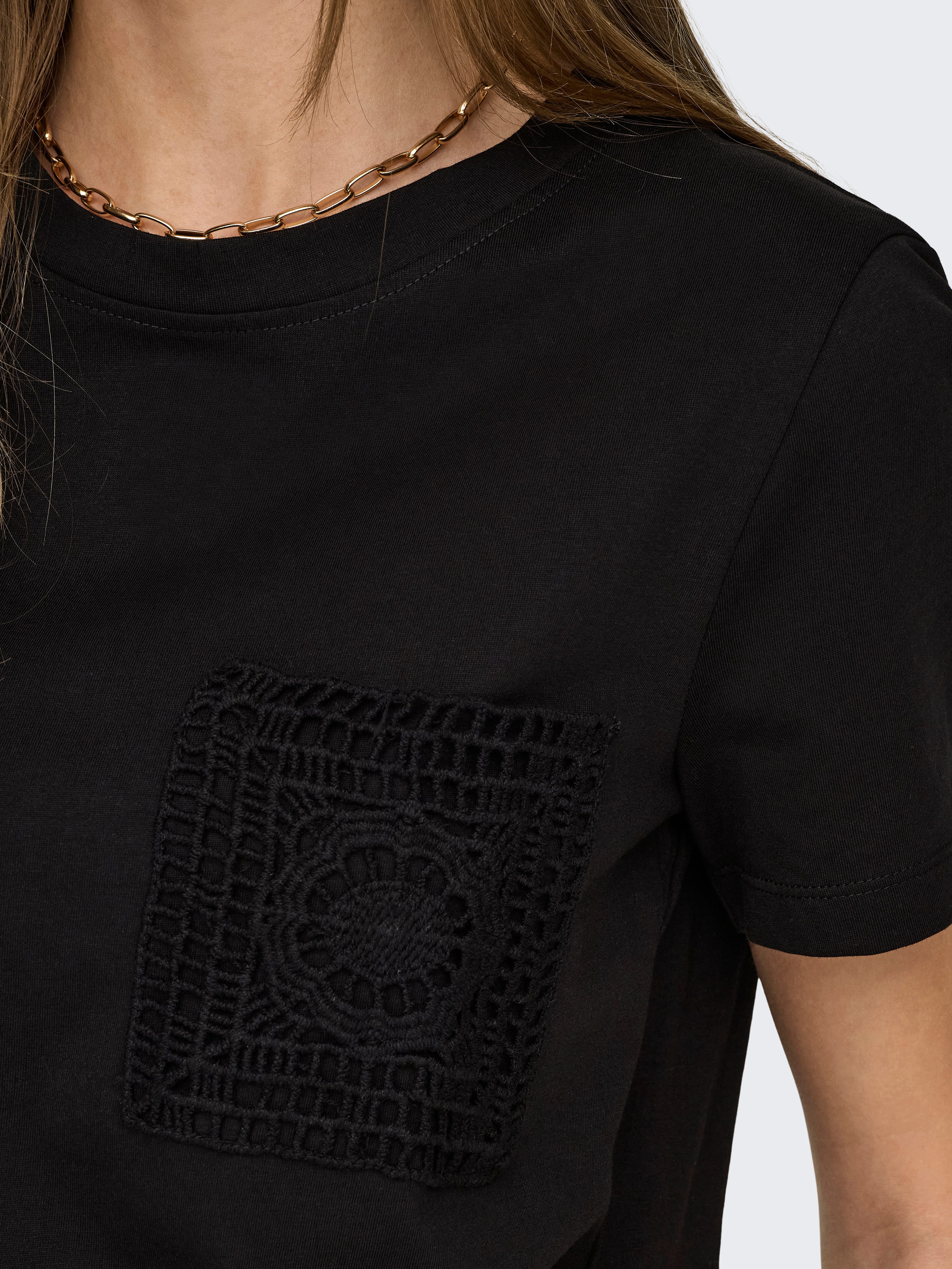 JDY Shirt met korte mouwen JDYSELMA S/S CROCHET POCKET TOP JRS NOOS