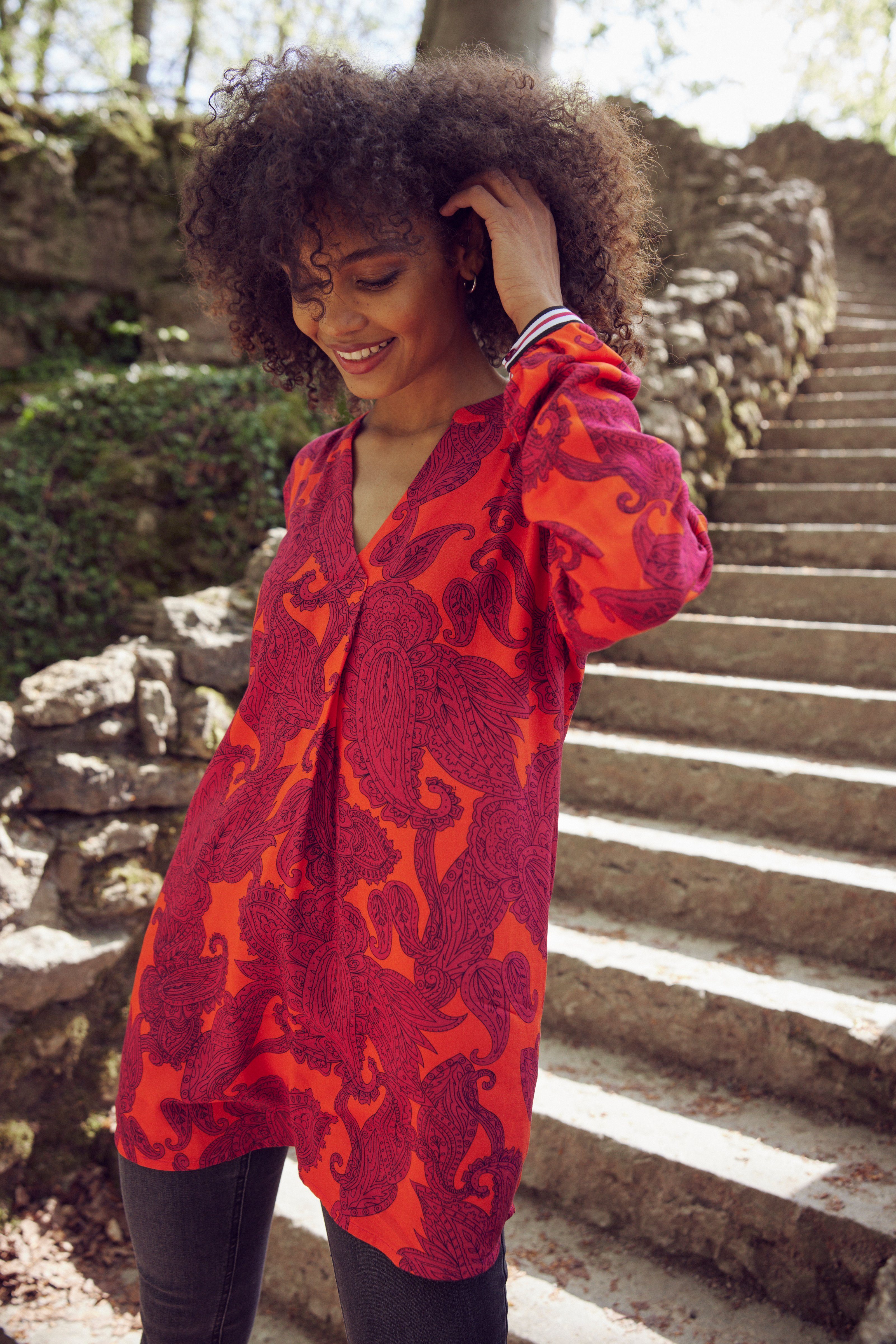 Aniston CASUAL Blouse zonder sluiting met kleurrijke, royale ornamentprint