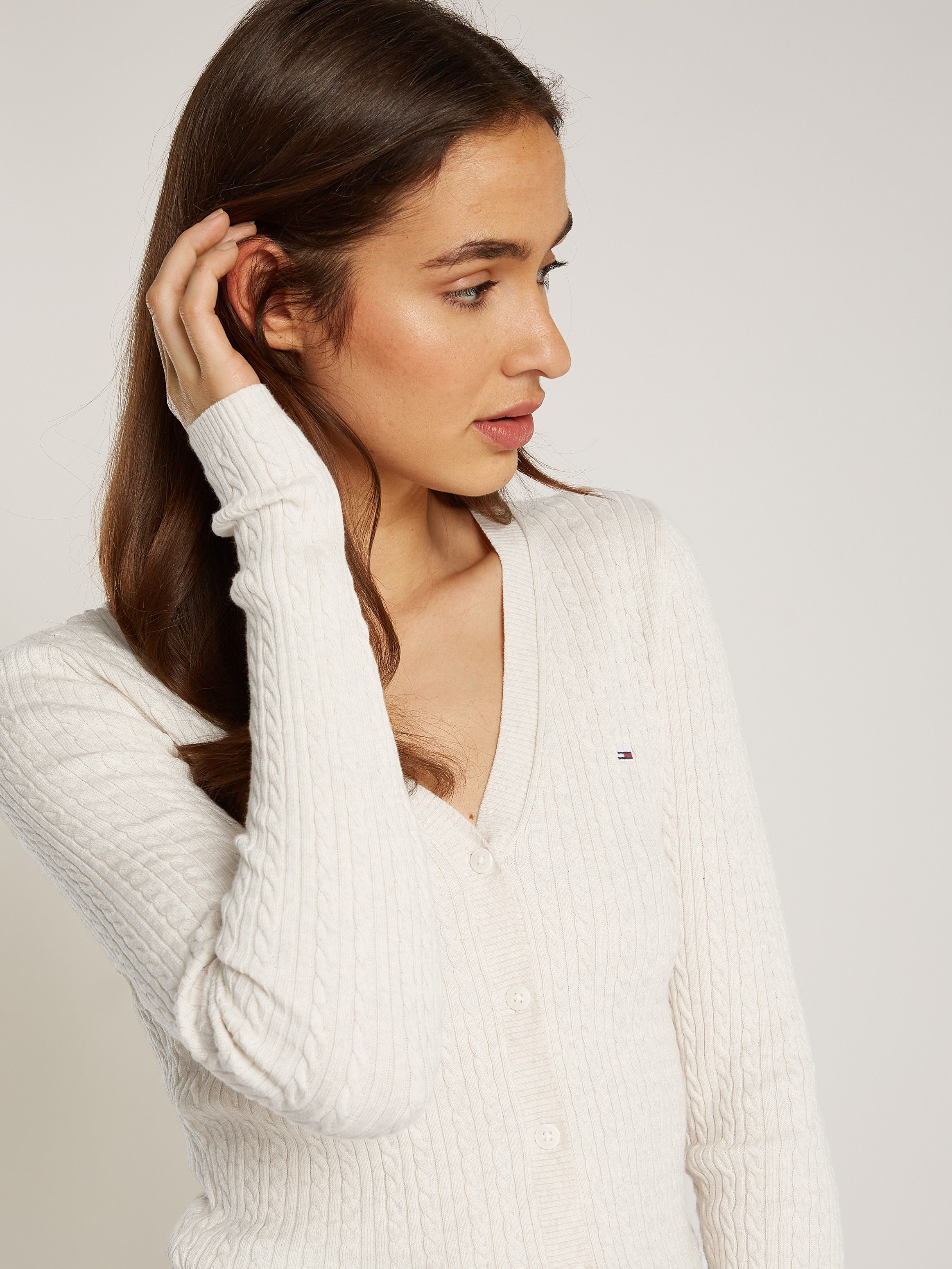 TOMMY JEANS Vest TJW CABLE ESSENTIAL CARDIGAN met kabelpatroon, logo-borduursel