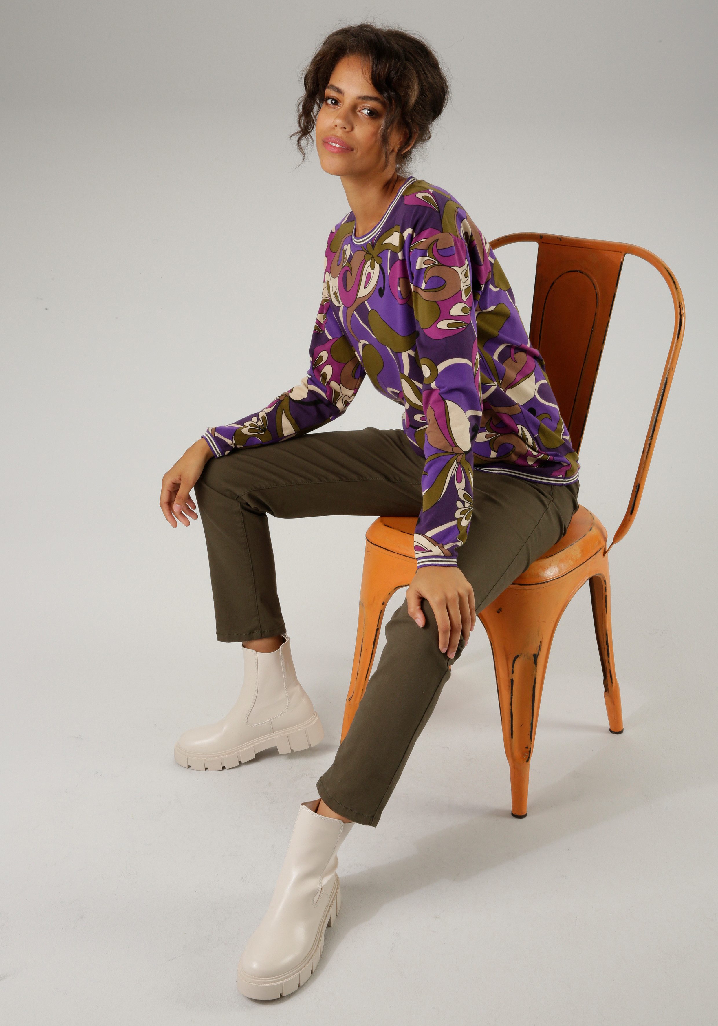 Aniston CASUAL Sweatshirt met extravagante, grafische druk