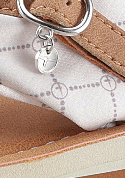 Tamaris Teenslippers Avril , zomerschoenen, flats, slippers met t-logo hanger