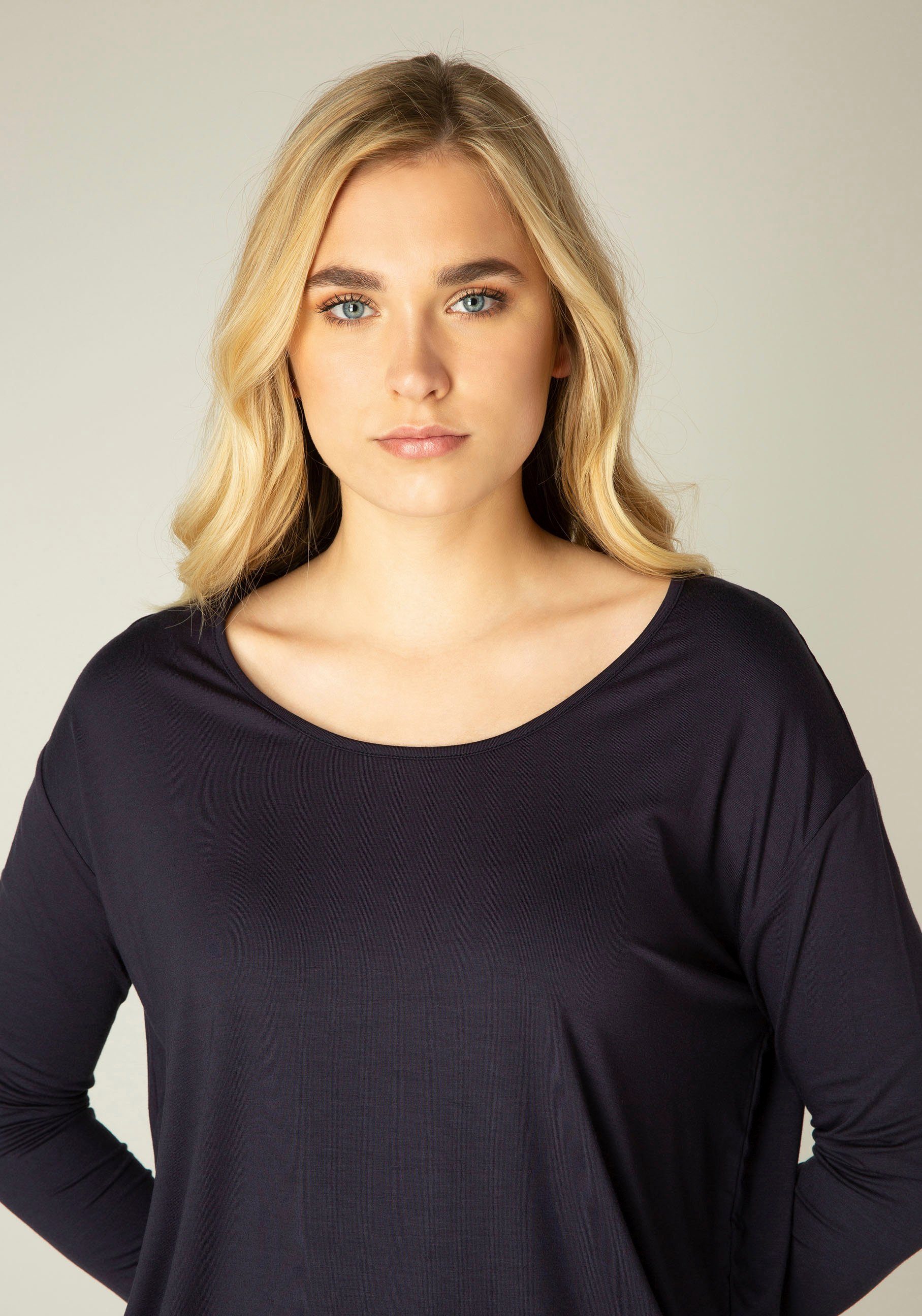 Base Level Shirt met lange mouwen Yolanda Wijd model met modellerende inzet bij de heupen