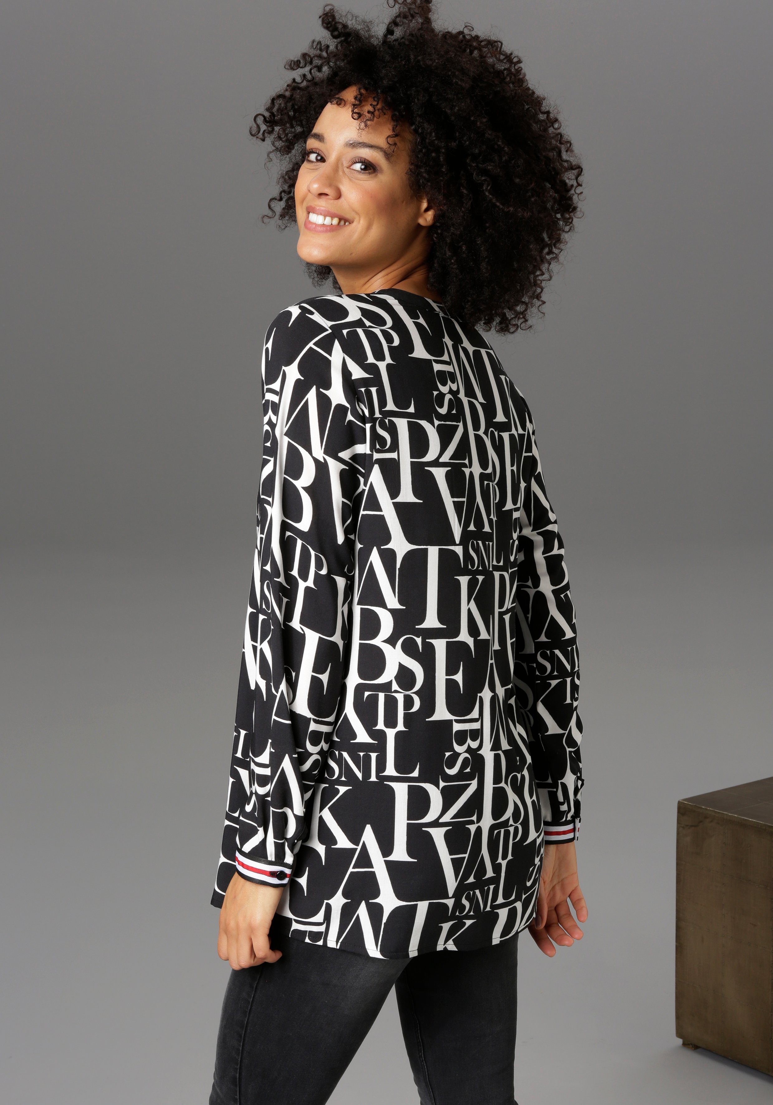 Aniston CASUAL Blouse zonder sluiting met letters gedessineerd