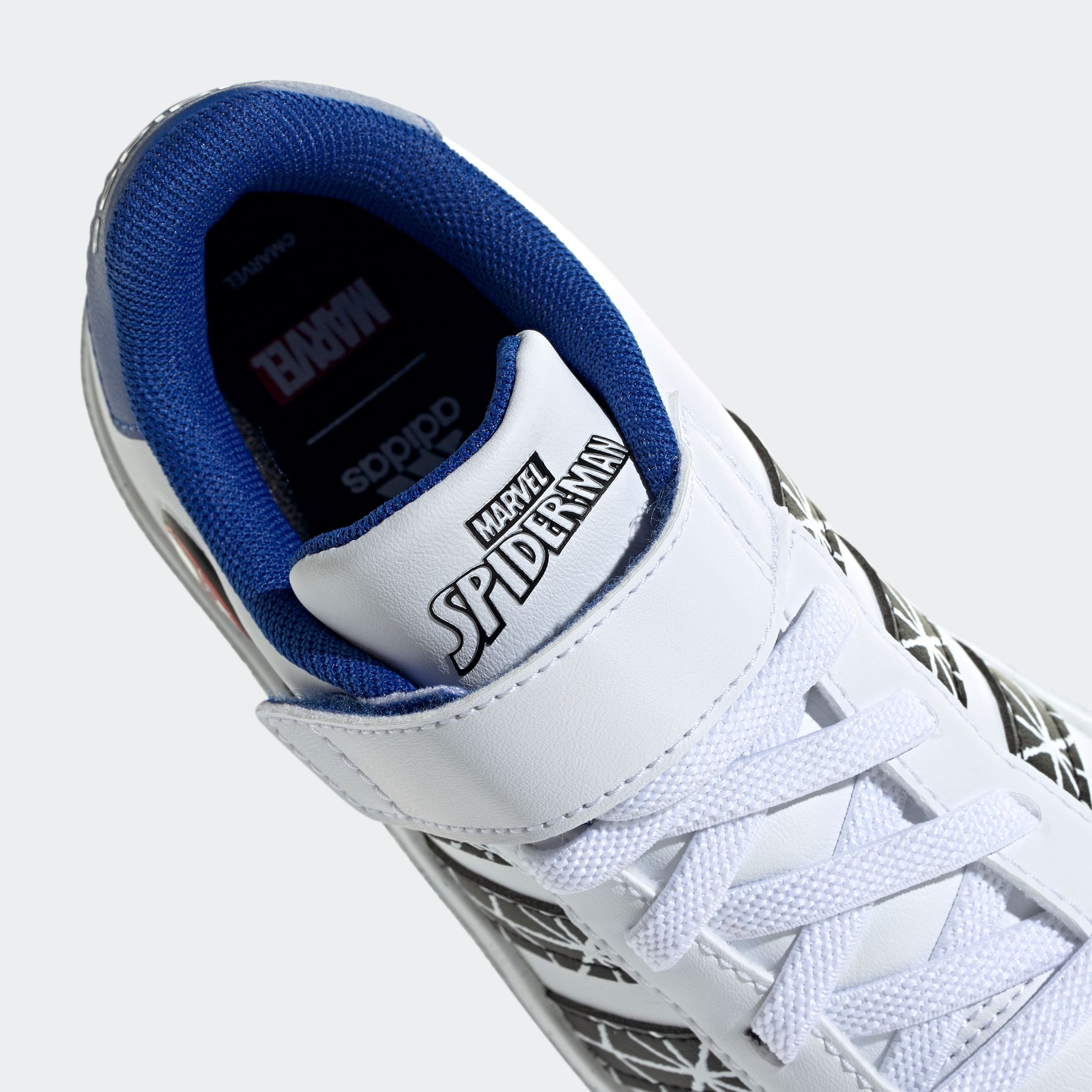 adidas Sportswear Sneakers MARVEL’S SPIDER-MAN GRAND COURT KIDS Design geïnspireerd op de adidas Superstar