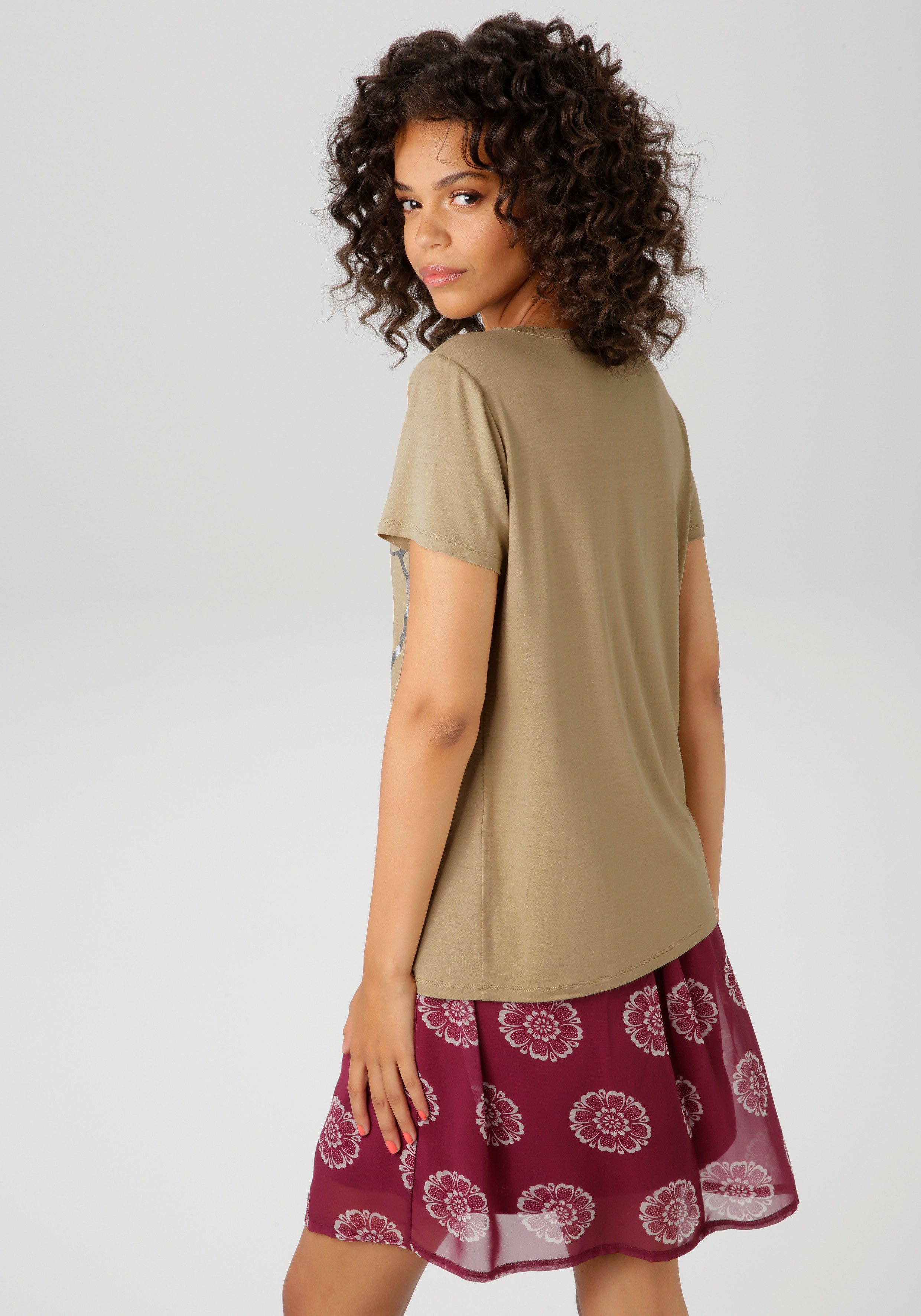 Aniston CASUAL T-shirt met abstract gezicht van glanzende folieprint