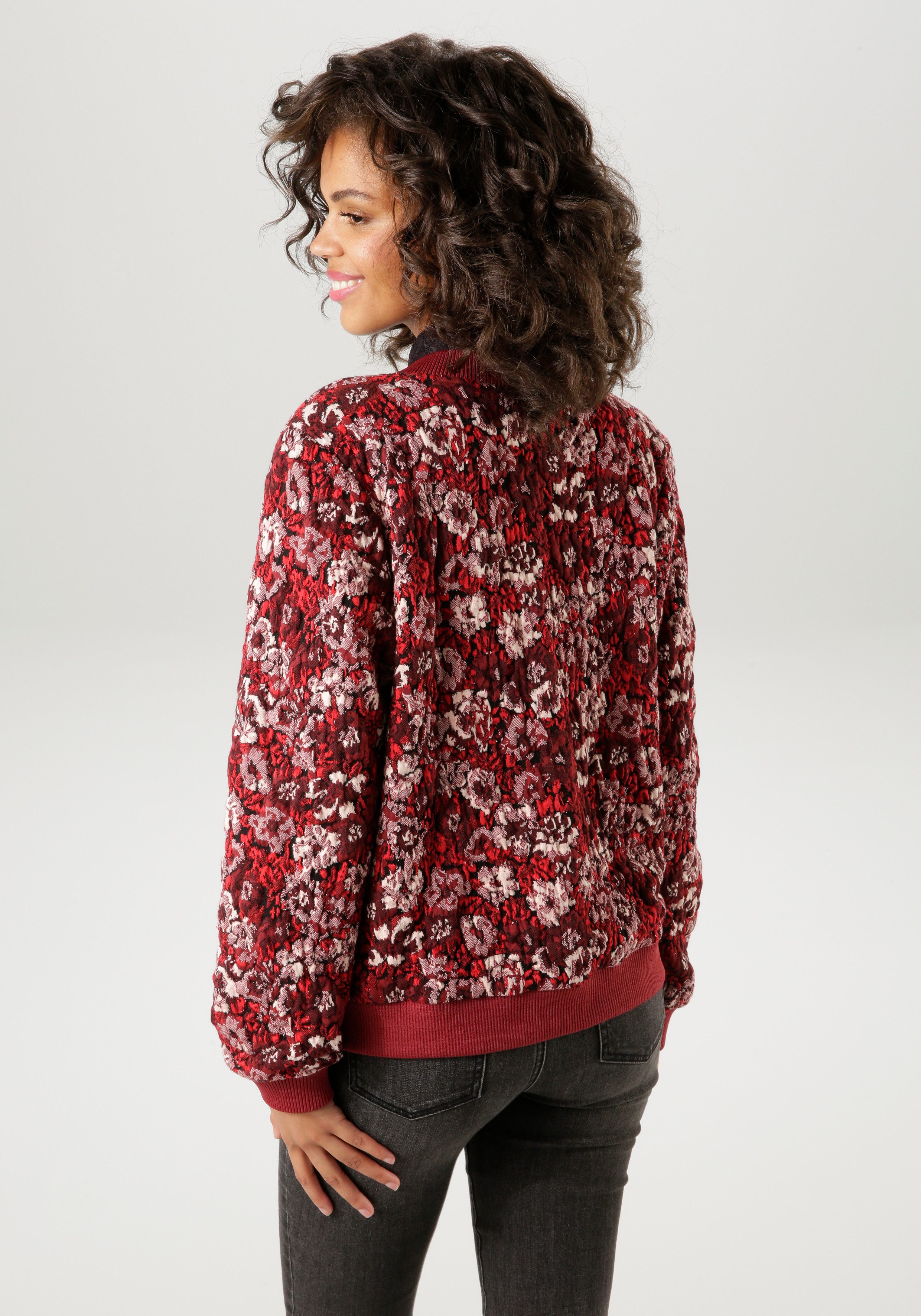 Aniston CASUAL Blouson met kunstzinnig bloemenmotief elk stuk een uniek stuk