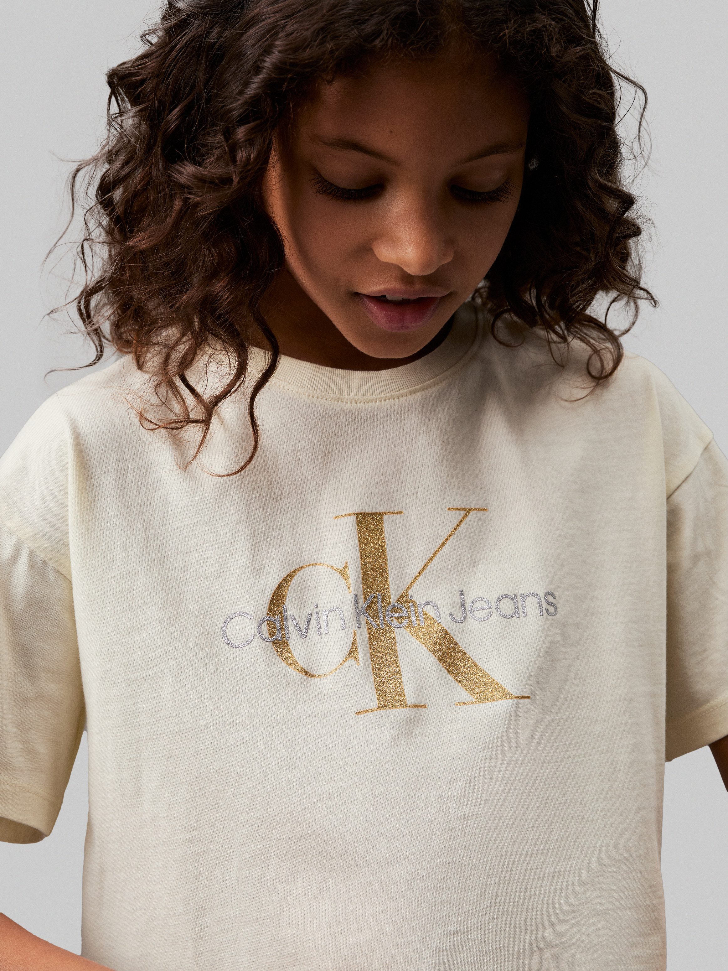 Calvin Klein T-shirt GLITTER MONOGRAM BOXY SS T-SHIRT voor kinderen tot 16 jaar met glinsterend merklabel