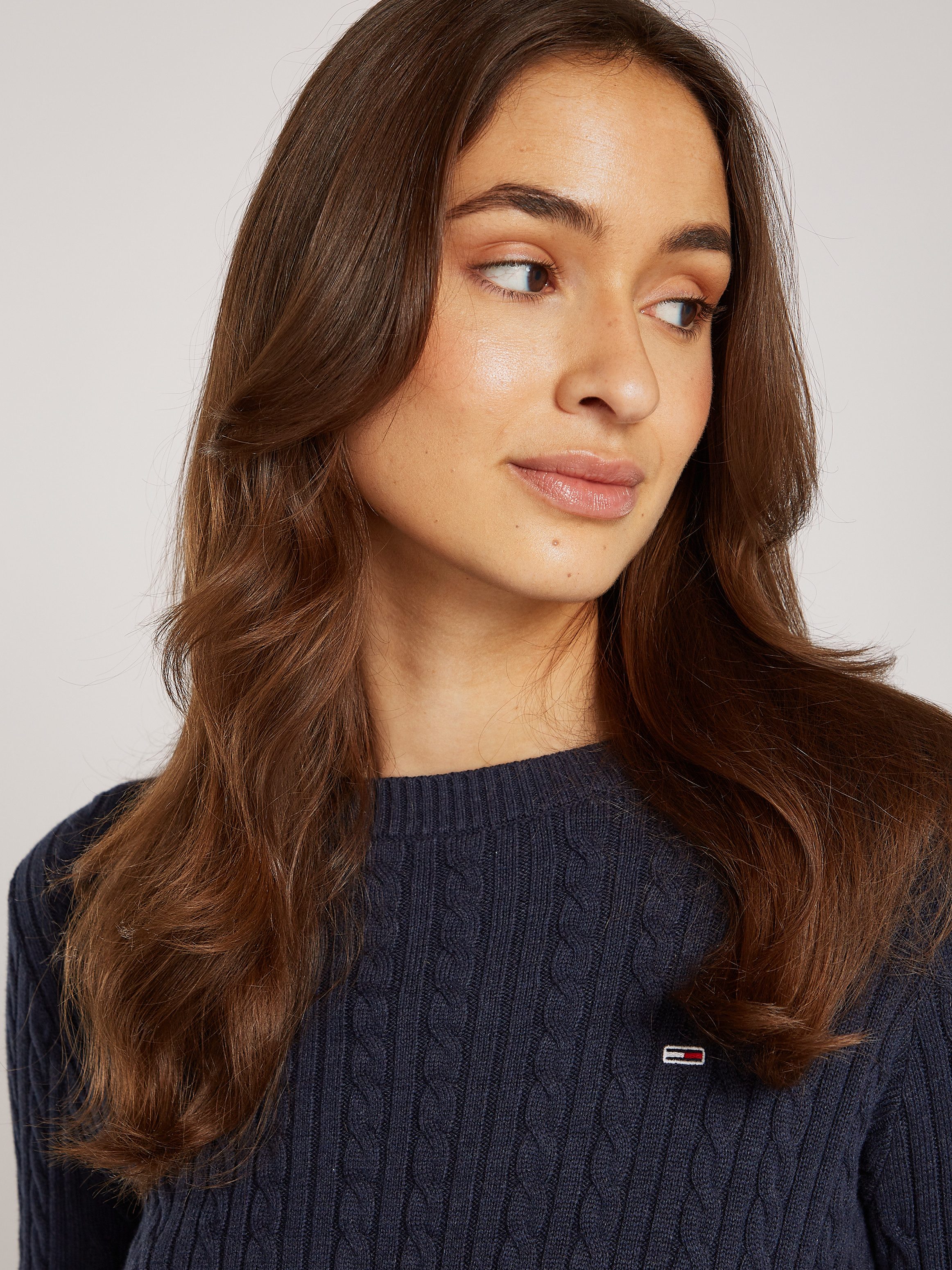 TOMMY JEANS Gebreide trui TJW CABLE ESSENTIAL SWEATER met kabelpatroon logo-borduursel