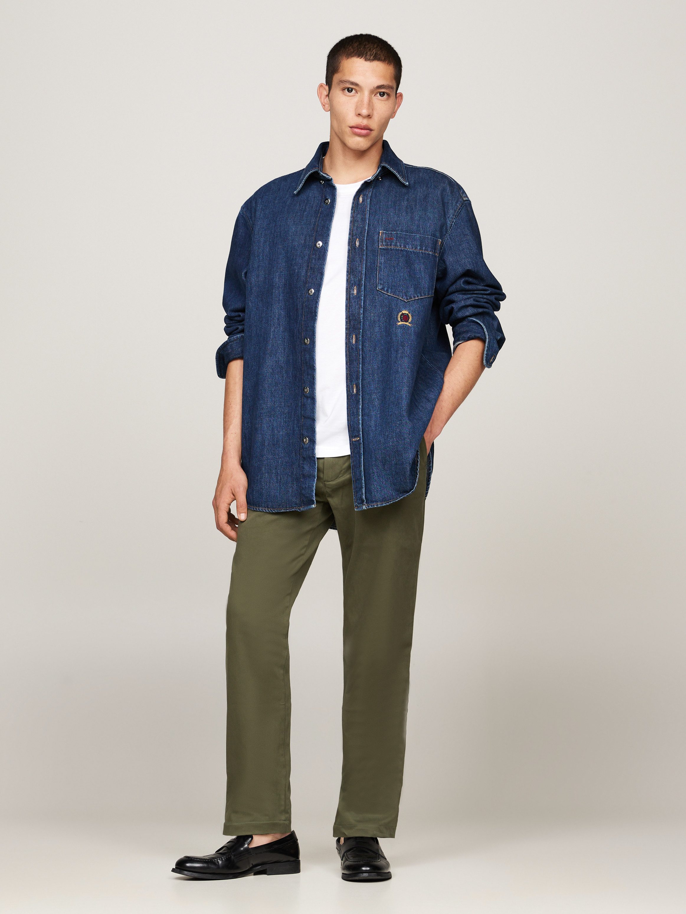 Tommy Hilfiger Chino DENTON CHINO SATIN met achterzakken met knoop, logo-borduursel