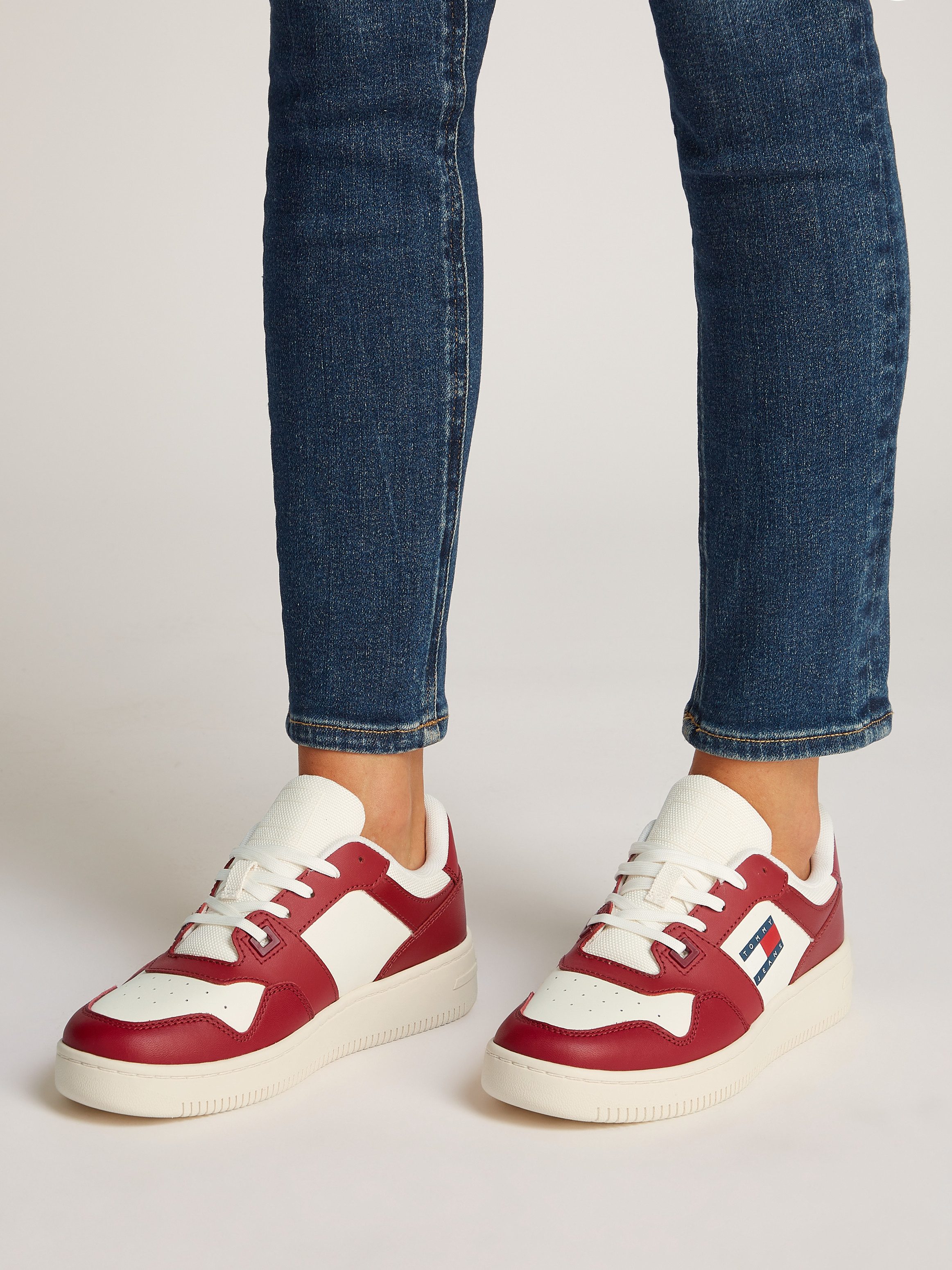 TOMMY JEANS Plateausneakers TJW RETRO BASKET ESS vrijetijdsschoen, lage schoen, veterschoen met zijlogo-vlag