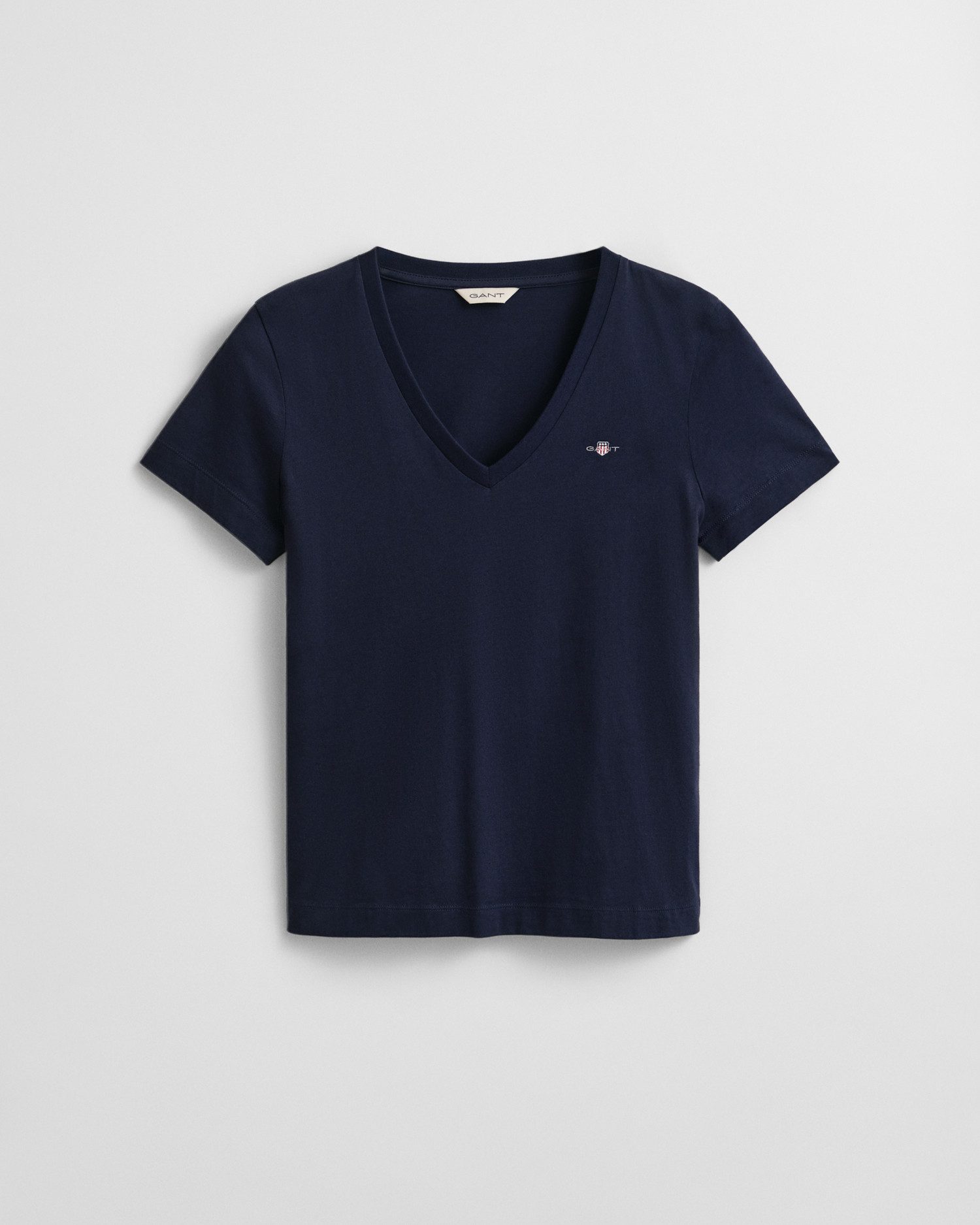 Gant T-shirt REG SHIELD KA V-NECK T-SHIRT met een klein geborduurd logo op de borst