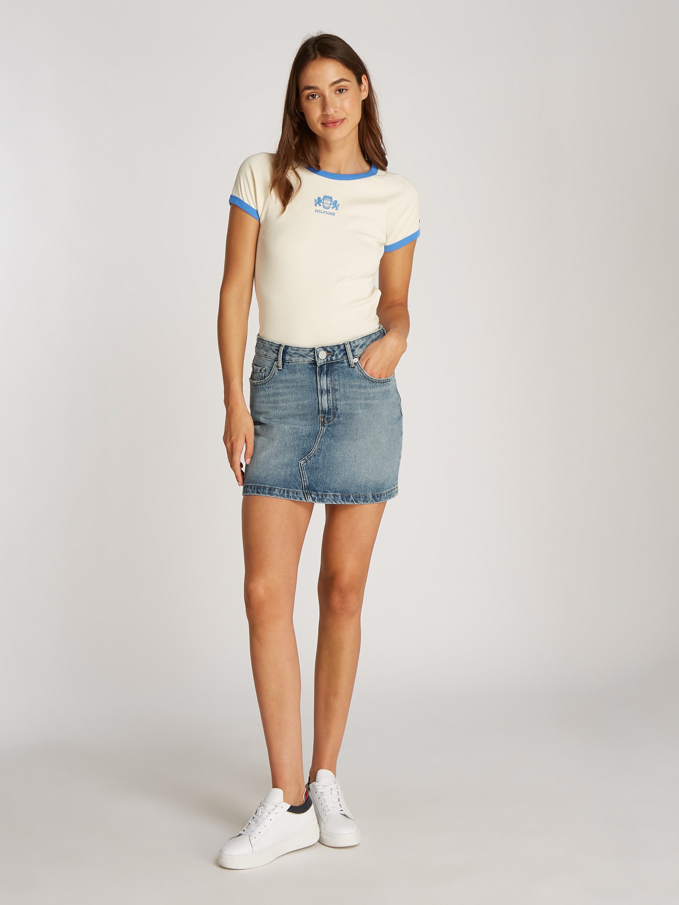 Tommy Hilfiger Jeans rok DNM MINI SKIRT HW in lichte wassing met logo-badge borduring