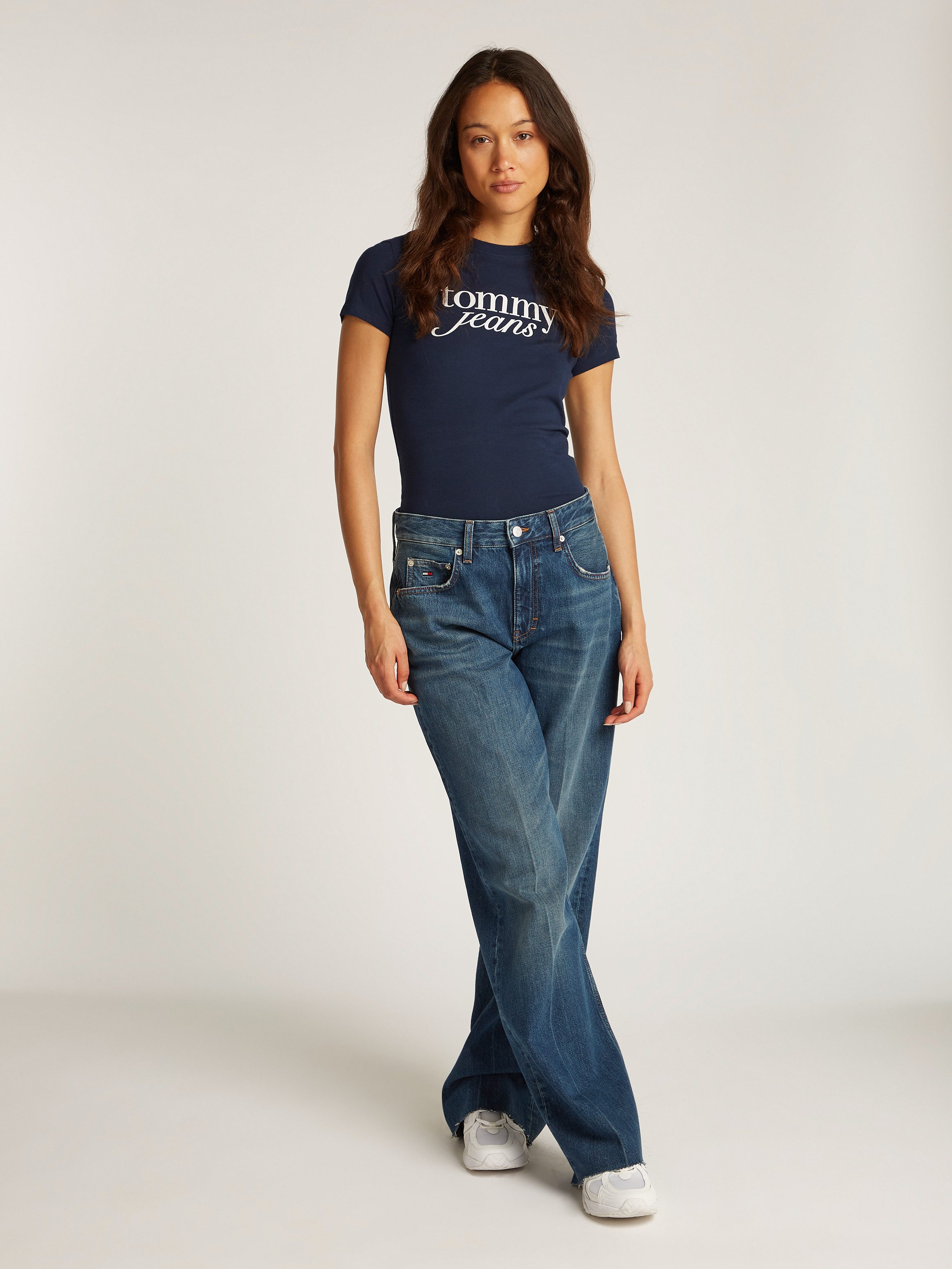 Tommy Jeans Curve Shirt met ronde hals Shirt TJW SLIM ESSENTIAL in grote maten, logoprint op borsthoogte, met logoborduring