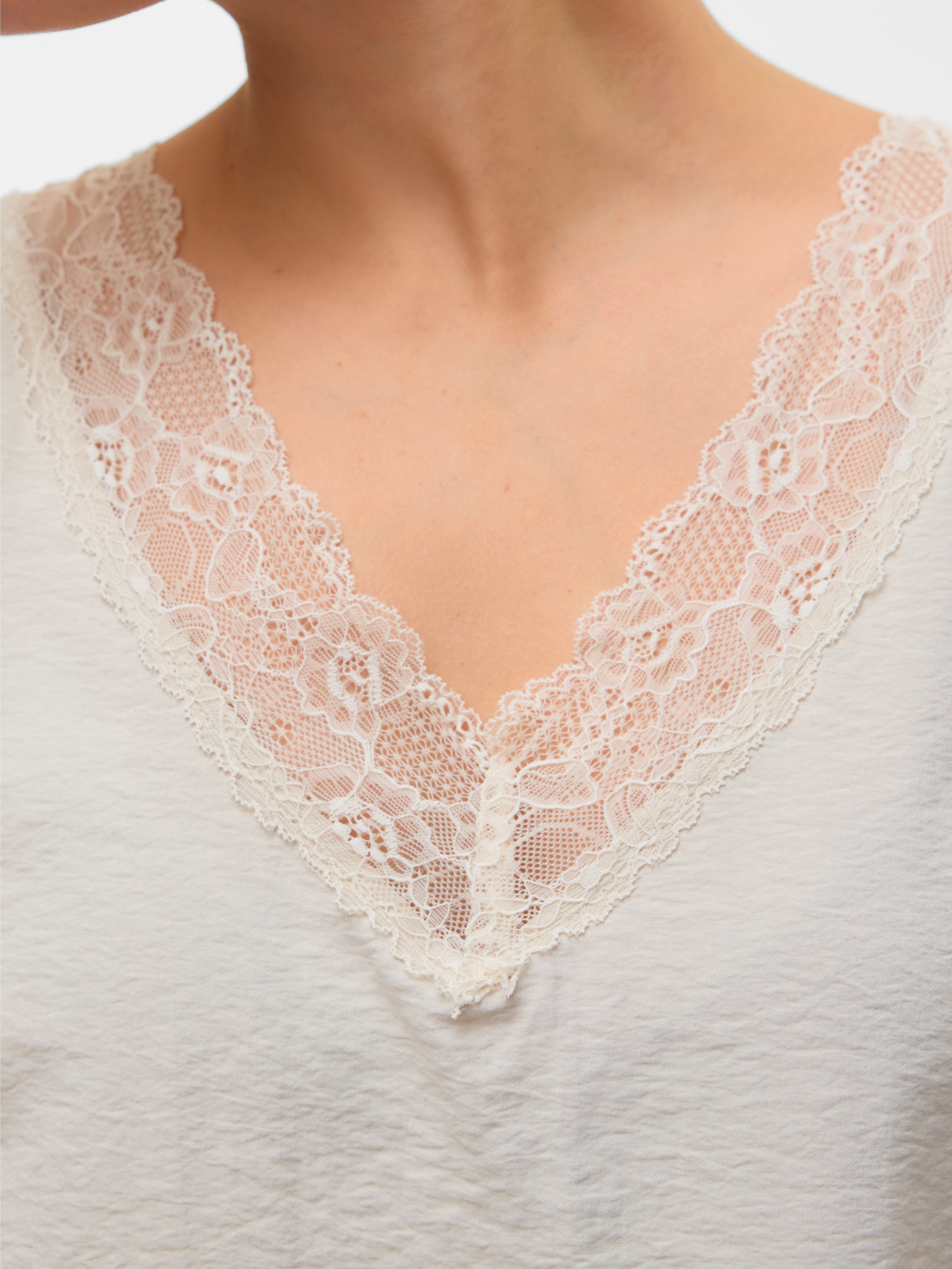 Vero Moda Kanten top VMSAFA SL V-NECK LACE TOP WVN GA NOOS