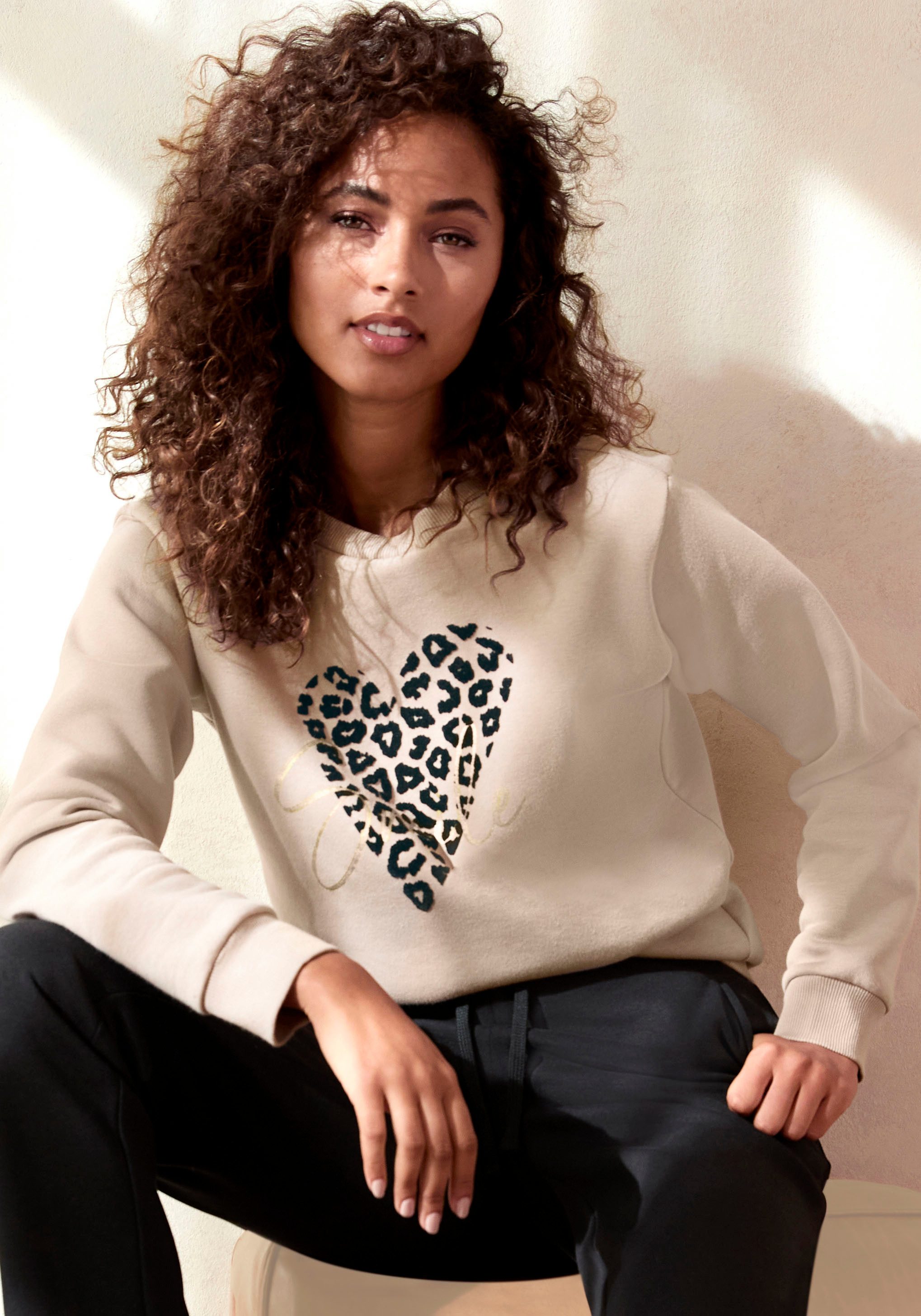 Lascana Sweatshirt Lounge shirt met hart-leo-print, loungewear