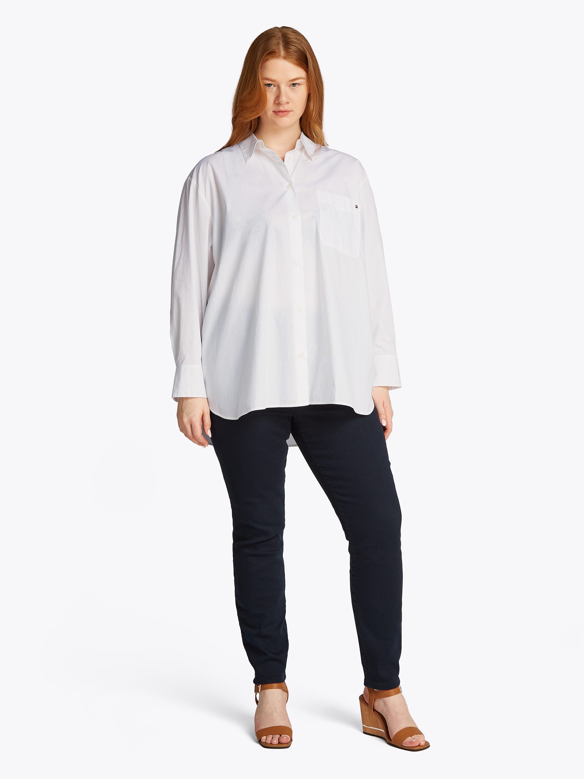 Tommy Hilfiger Curve Overhemdblouse CRV ESS COTTON EASY FIT SHIRT in grote maten borstzak kellerplooi achter afgeronde zoom