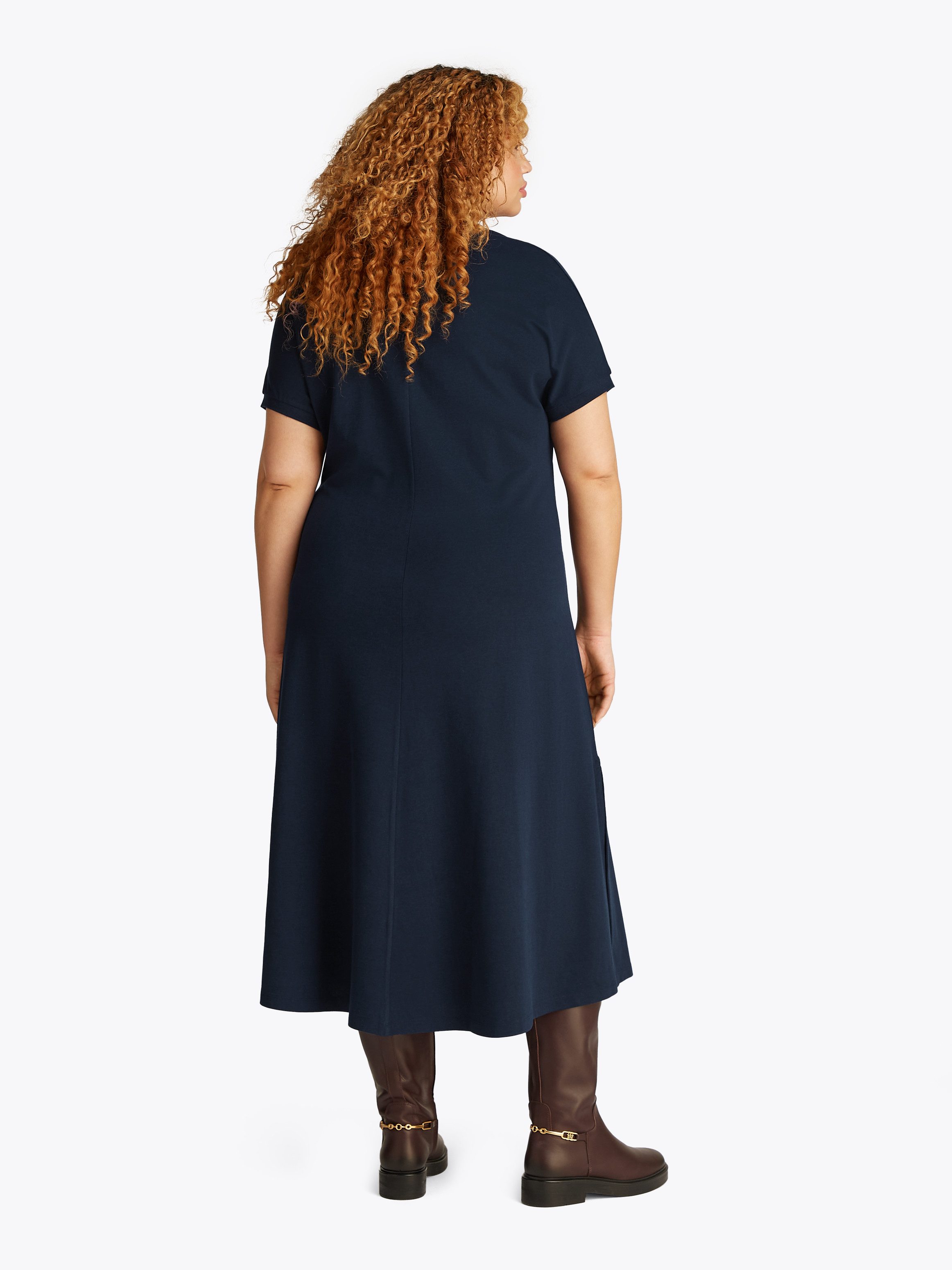 Tommy Hilfiger Curve Midi-jurk CRV LYOCELL OPEN-NK MIDI DRESS in grote maten, logoborduursel, v-hals