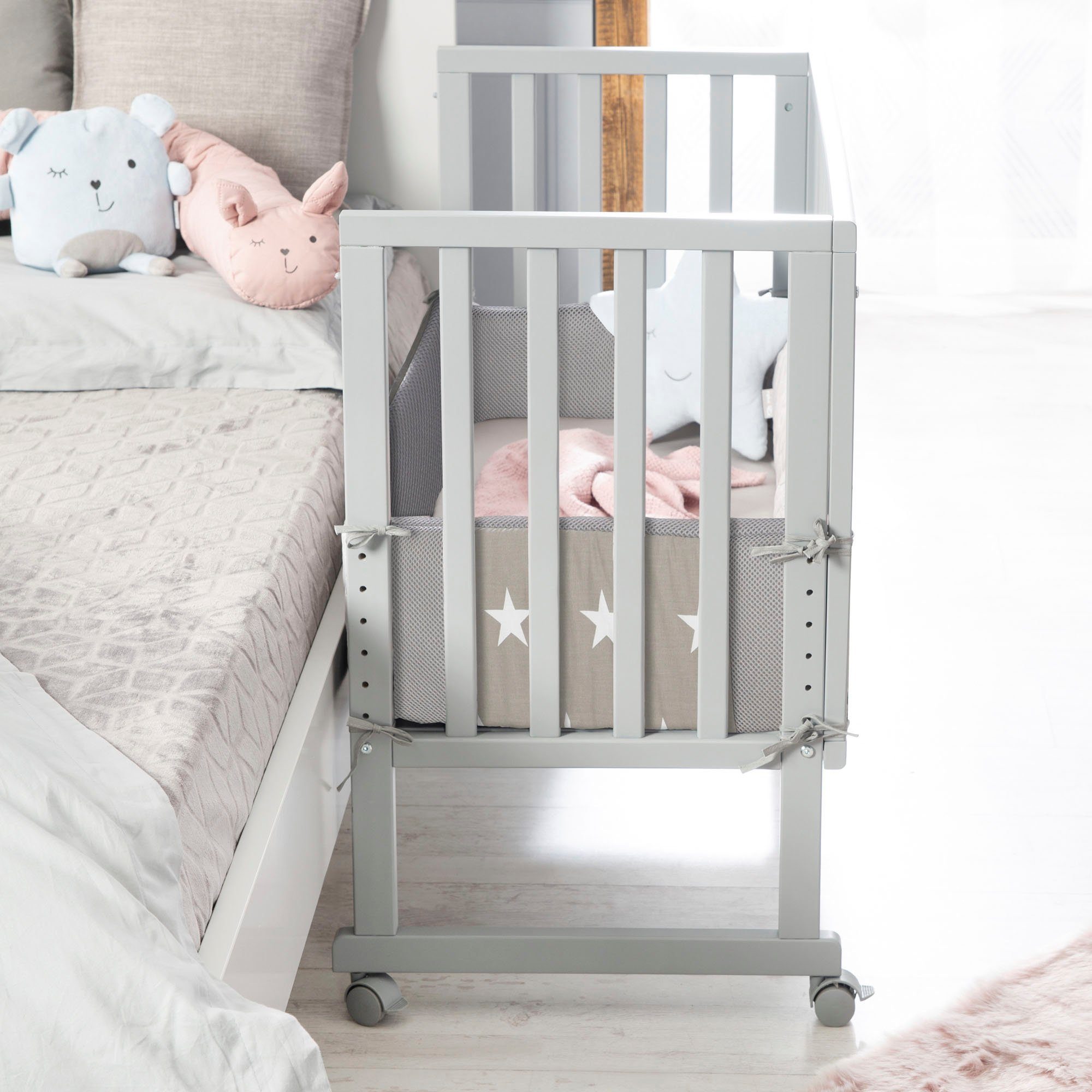 Roba® Wieg Safe Asleep® 2-in-1, taupe, Little sterren met 4 wieltjes, matras, hoofdbeschermer en veiligheidsbarrière