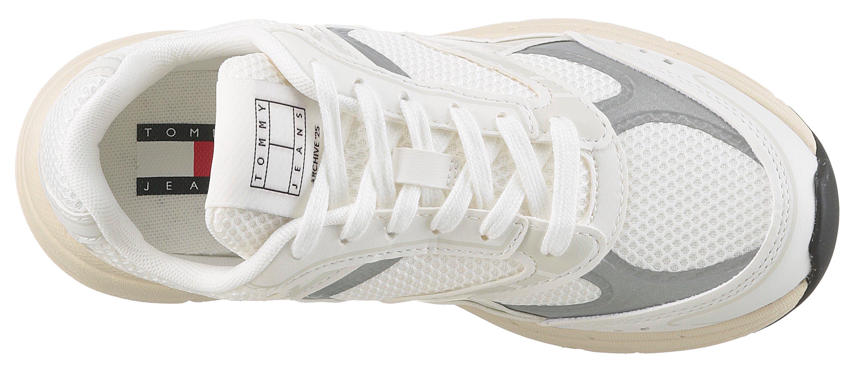 TOMMY JEANS Sneakers met sleehak ARCHIVE'25 , plateau, vrijetijdsschoen, lage schoen, veterschoen met contrastafwerking