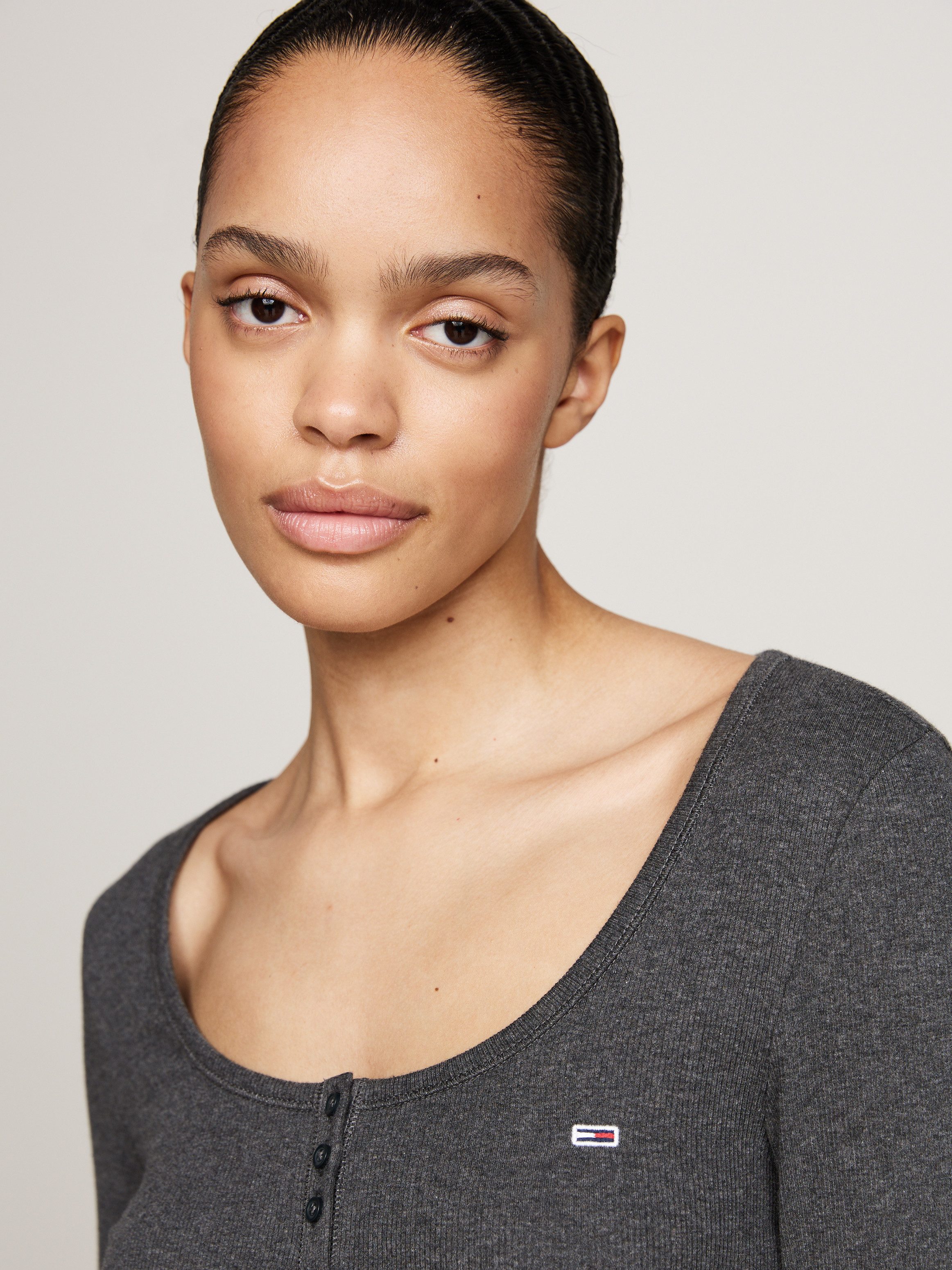 Tommy Jeans Curve Henleyshirt TJW MELANGE HENLEY LS EXT met diepe ronde hals, knoopsluiting, lange mouw, logo-vlag