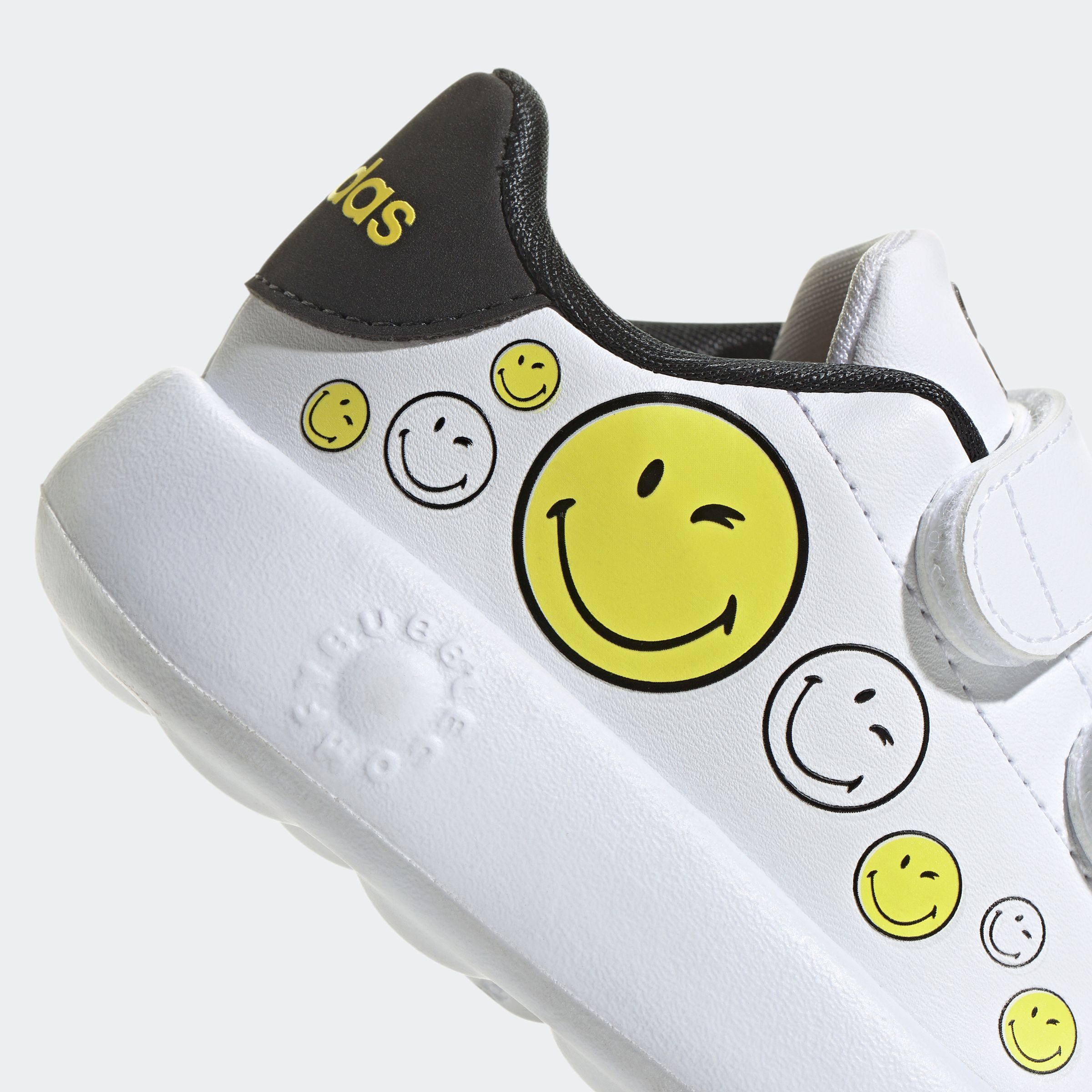 adidas Sportswear Klittenbandschoenen ADIDAS SMILEY ADVANTAGE KIDS Ontwerp geïnspireerd door de adidas Stan Smith, voor kinderen