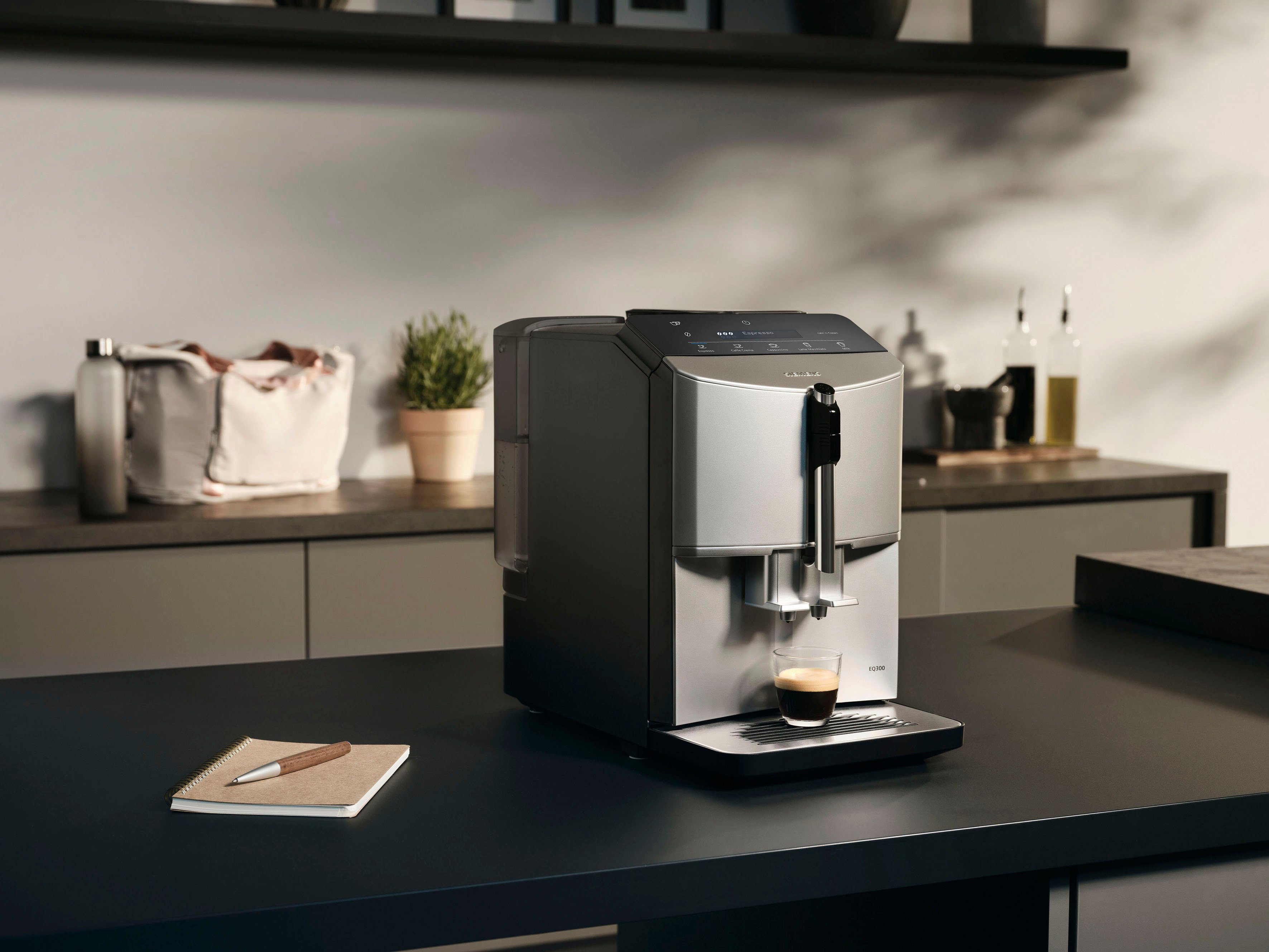 SIEMENS Volautomatisch koffiezetapparaat EQ300 TF303E07, veel koffiespecialiteiten, OneTouch-functie, gebruiksvriendelijk display, keramische molen, zilver metallic