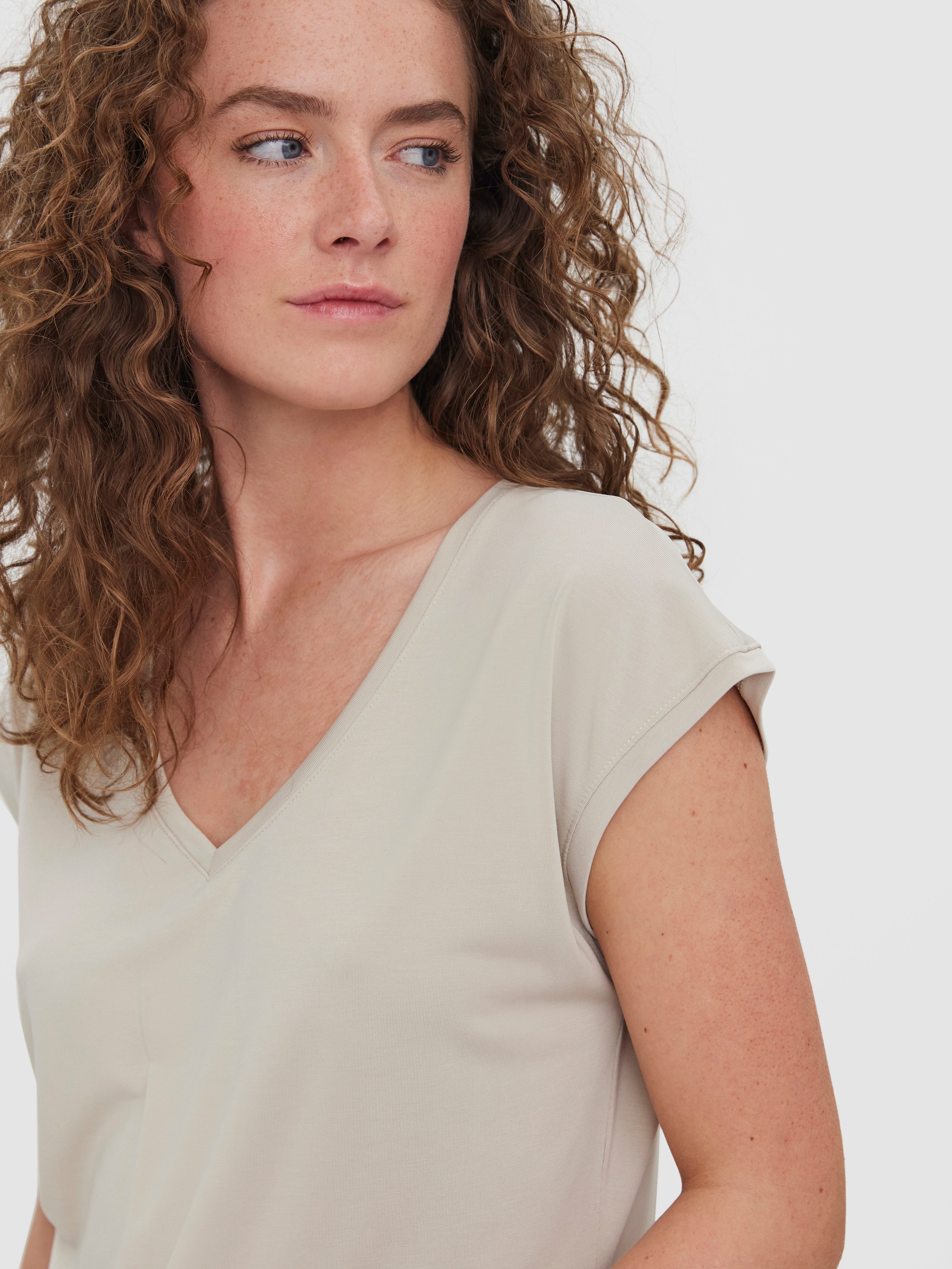 Vero Moda Shirt met V-hals VMFILLI SS V-NECK TEE GA NOOS in een materialenmix met tencel™ modal