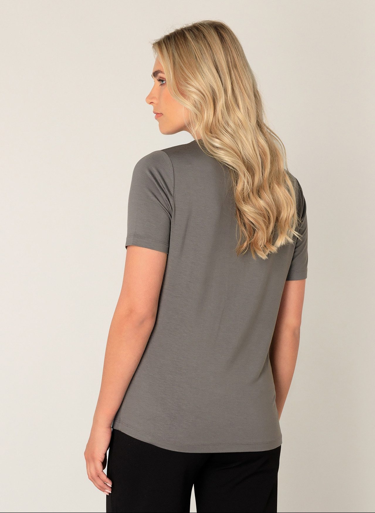 Base Level T-shirt Yanic met v-hals