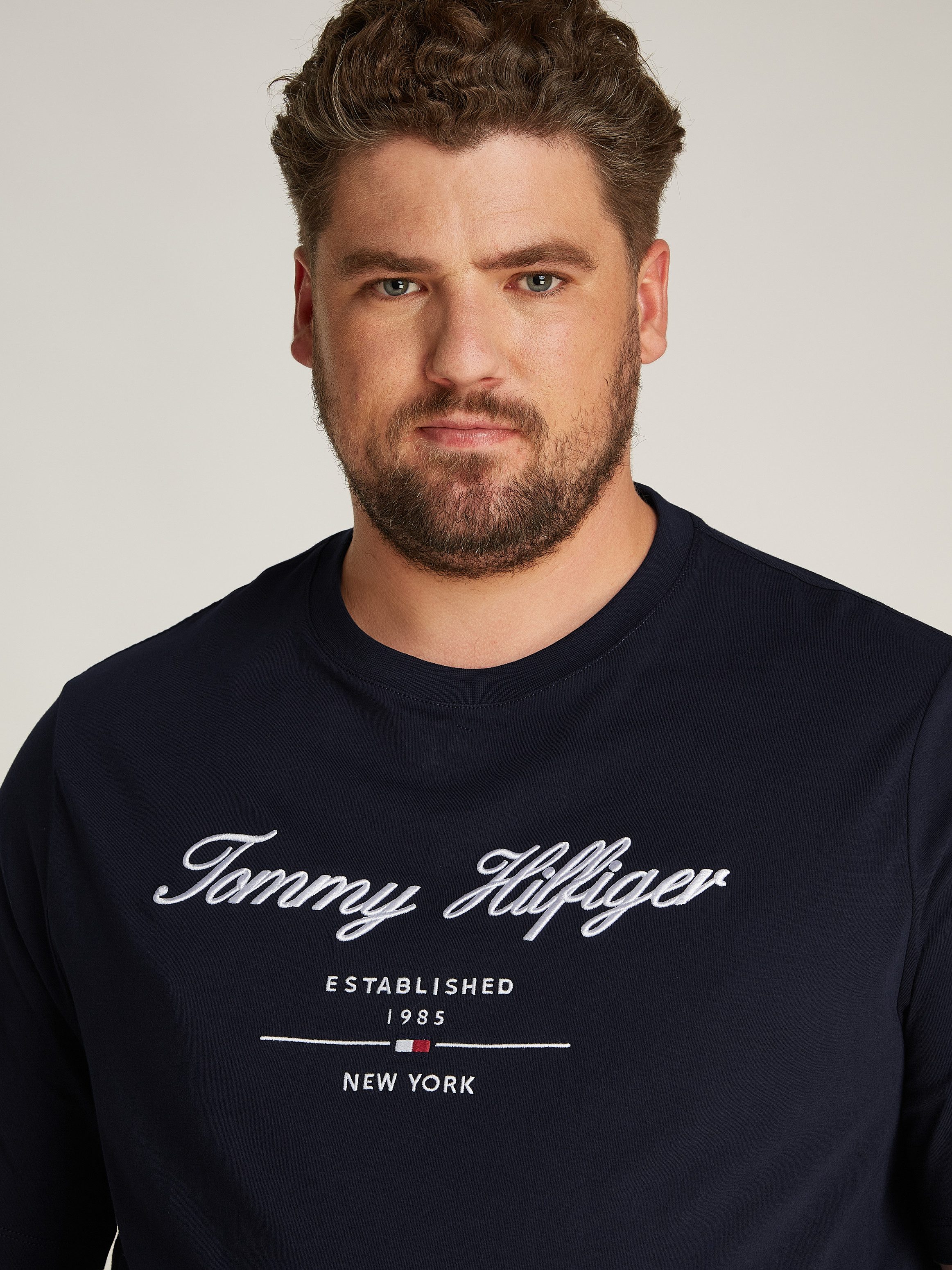 Tommy Hilfiger Shirt met ronde hals BT-SCRIPT LOGO TEE-B in grote maten, logoborduring