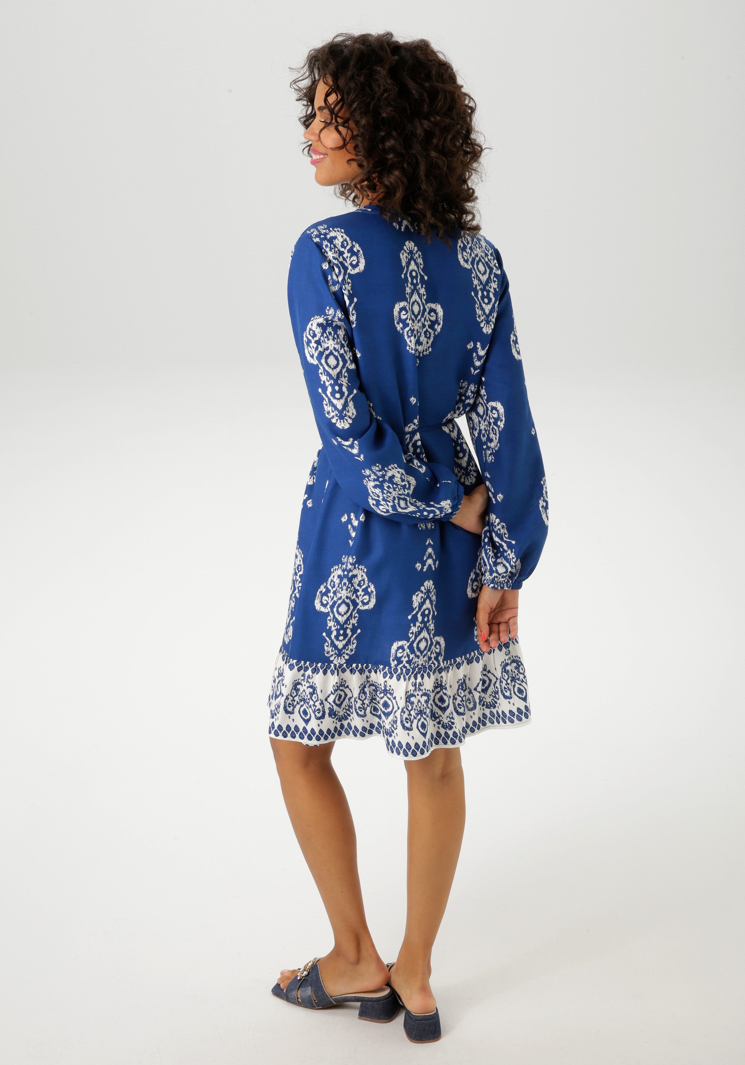 Aniston CASUAL Tuniekjurk met ornamentprint en omgekeerd volant nieuwe collectie (Met afneembare koordbindband)