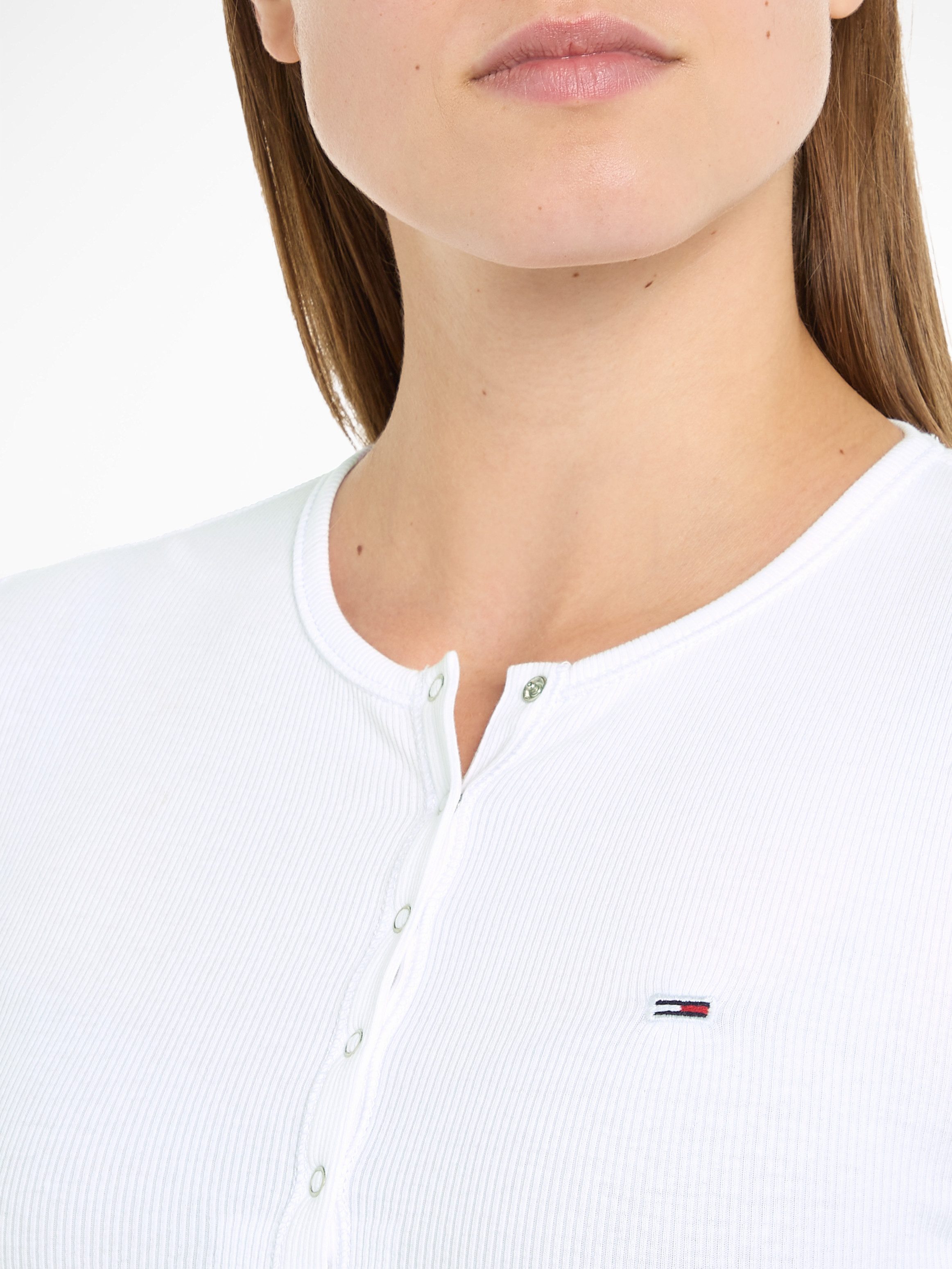TOMMY JEANS Shirt met lange mouwen TJW CRP HENLEY TOP LS in modieuze cropped vorm