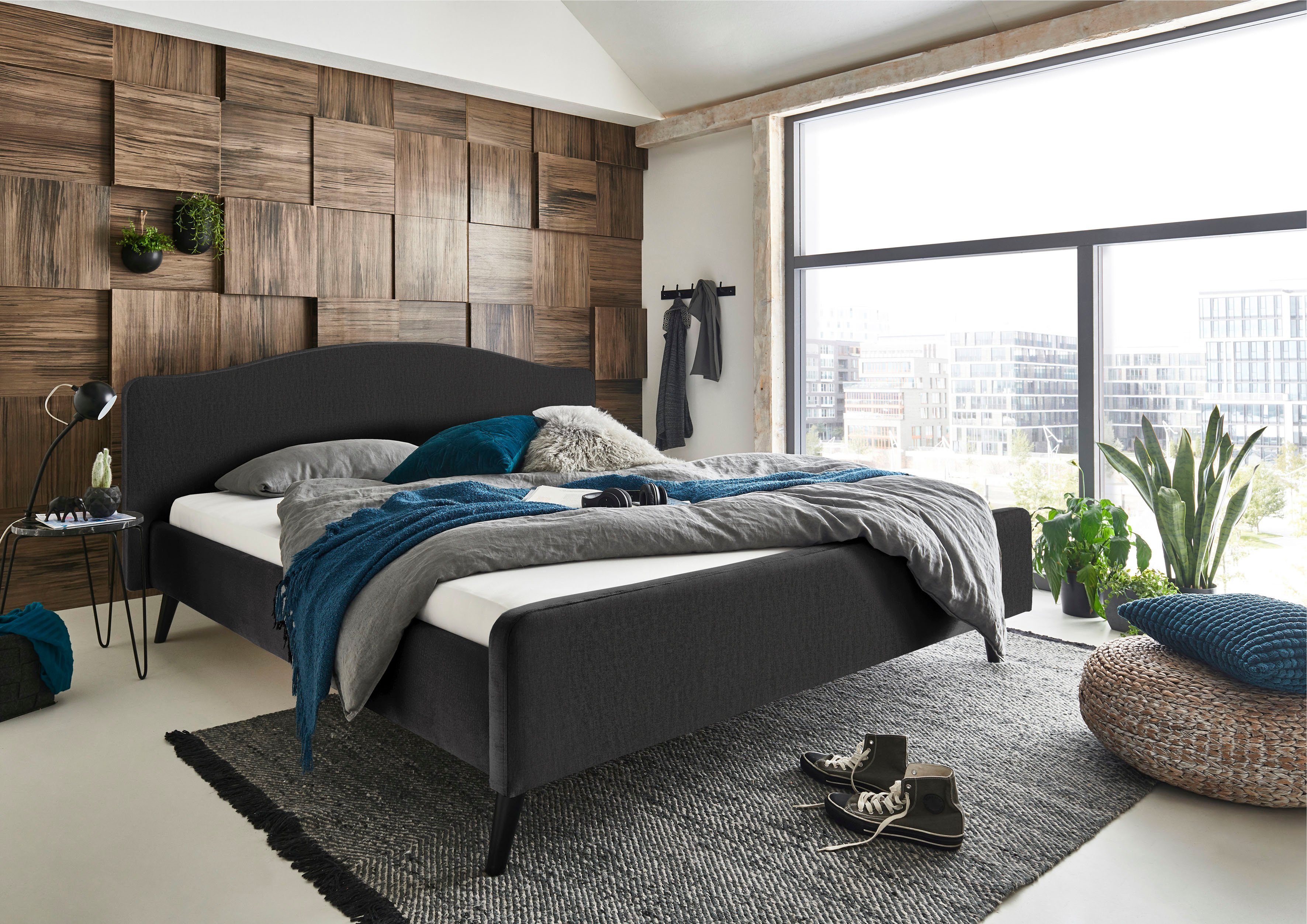 ATLANTIC home collection Gestoffeerd bed Tamiga met massief houten poten bedden grijs
