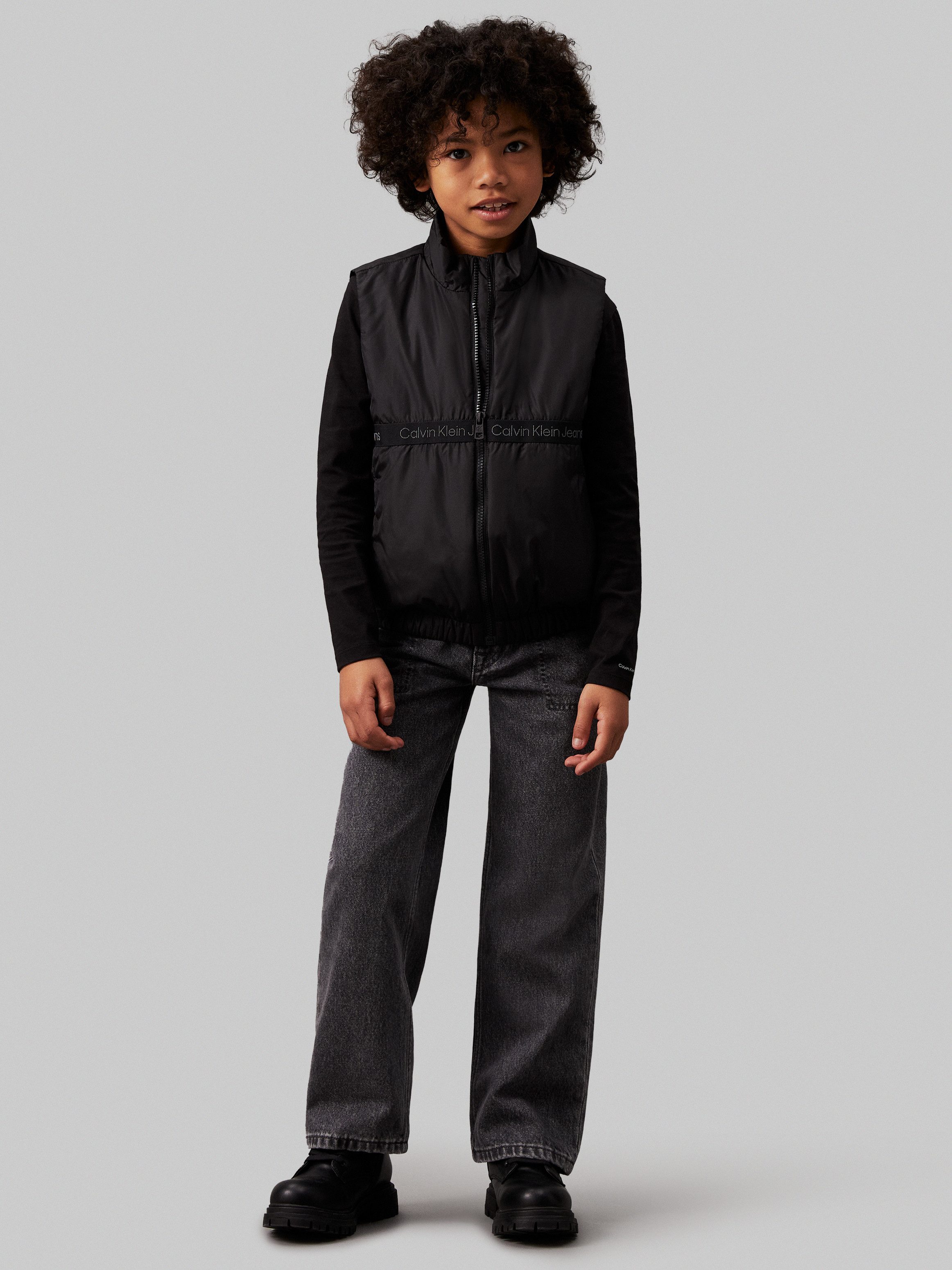 Calvin Klein Korte bodywarmer BOXY LIGHT PADDED TAPE VEST voor kinderen tot 16 jaar met merklabel