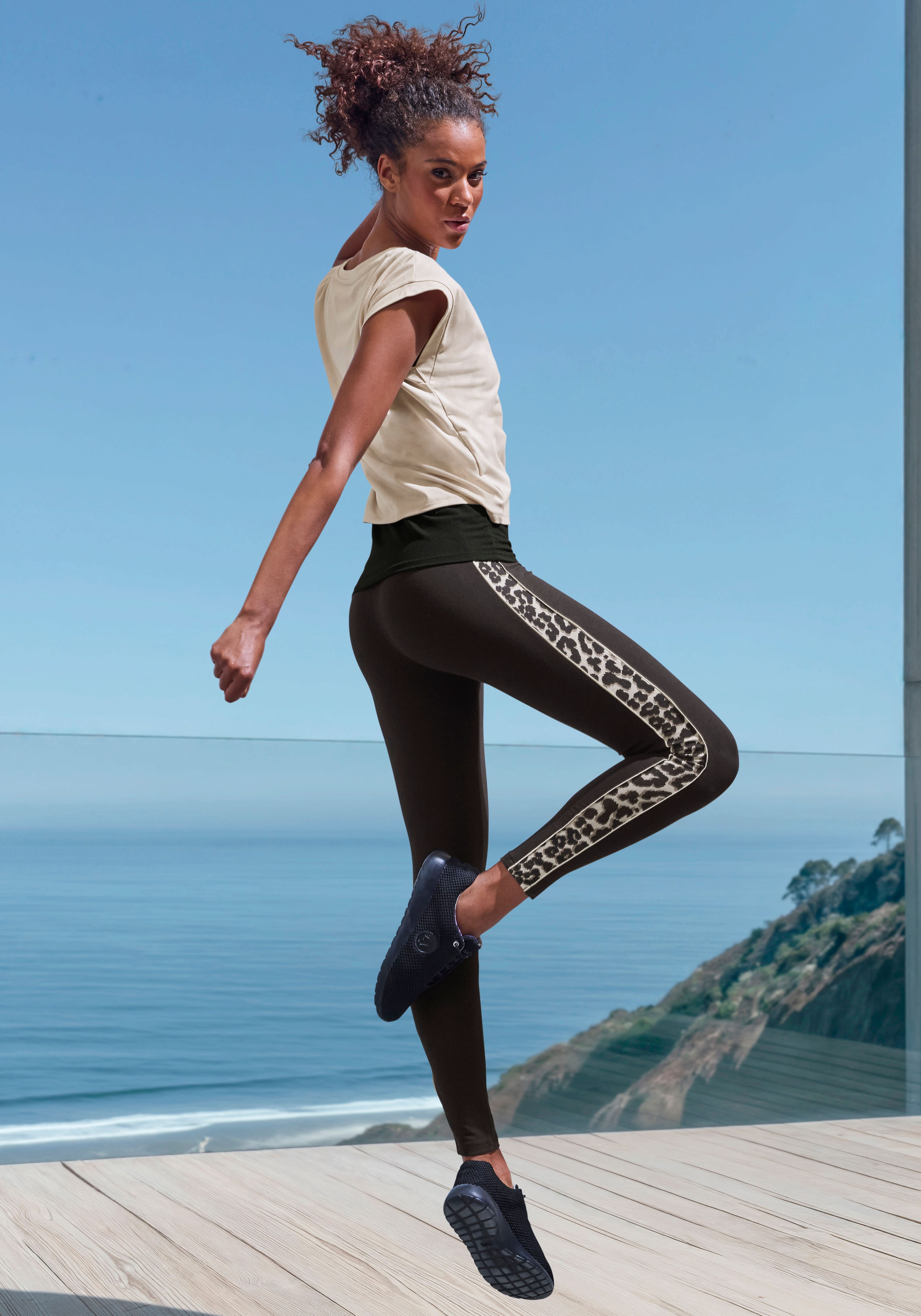 active by Lascana Legging Inzetten met leopardenpatroon aan de benen