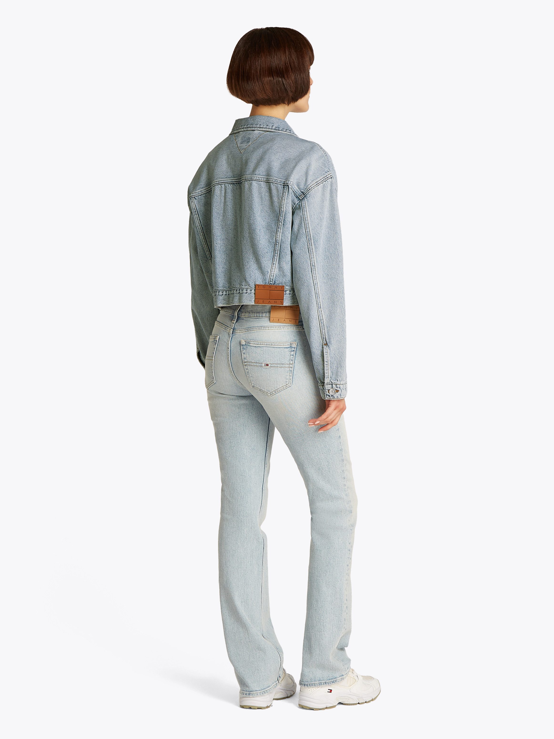 TOMMY Jeansjack OVSZ CROP TRUCKER JACKET BI6012 met korte snit, in blauwe was, met borstzakken