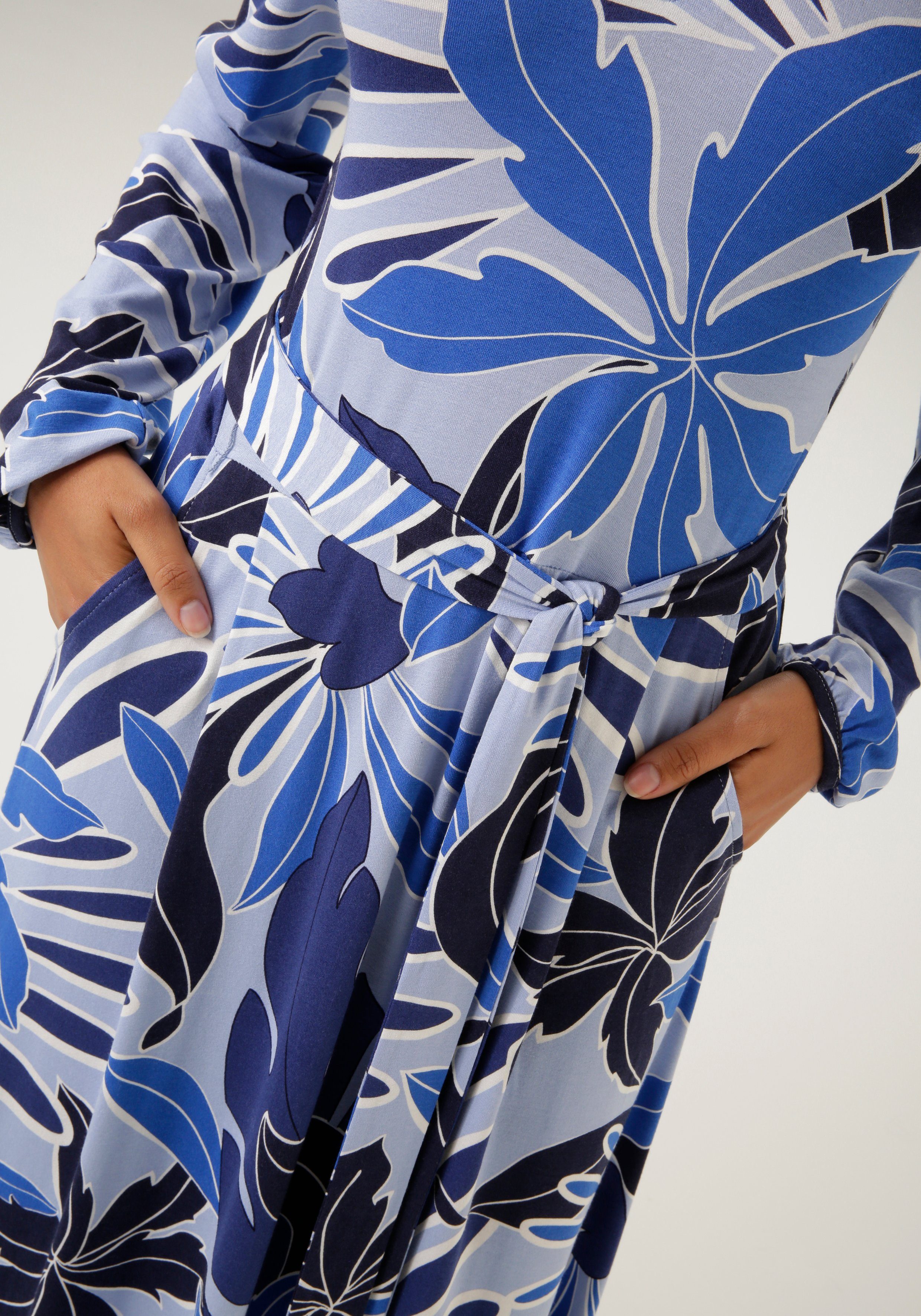 Aniston CASUAL Jerseyjurk bedrukt met harmonieuze kleuren en grote bladeren nieuwe collectie (Met een bindceintuur)