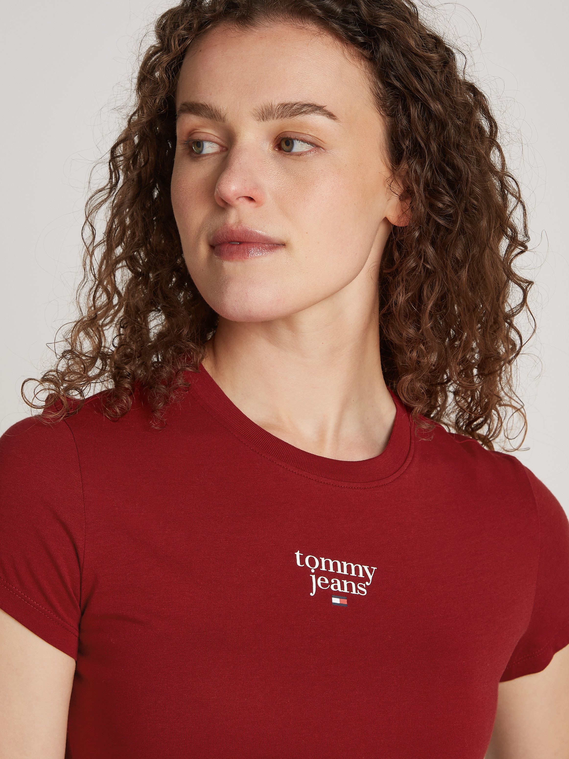 Tommy Jeans Curve T-shirt TJW SLIM ESSENTIAL LOGO1 TEE EXT in grote maten met logo-opschrift