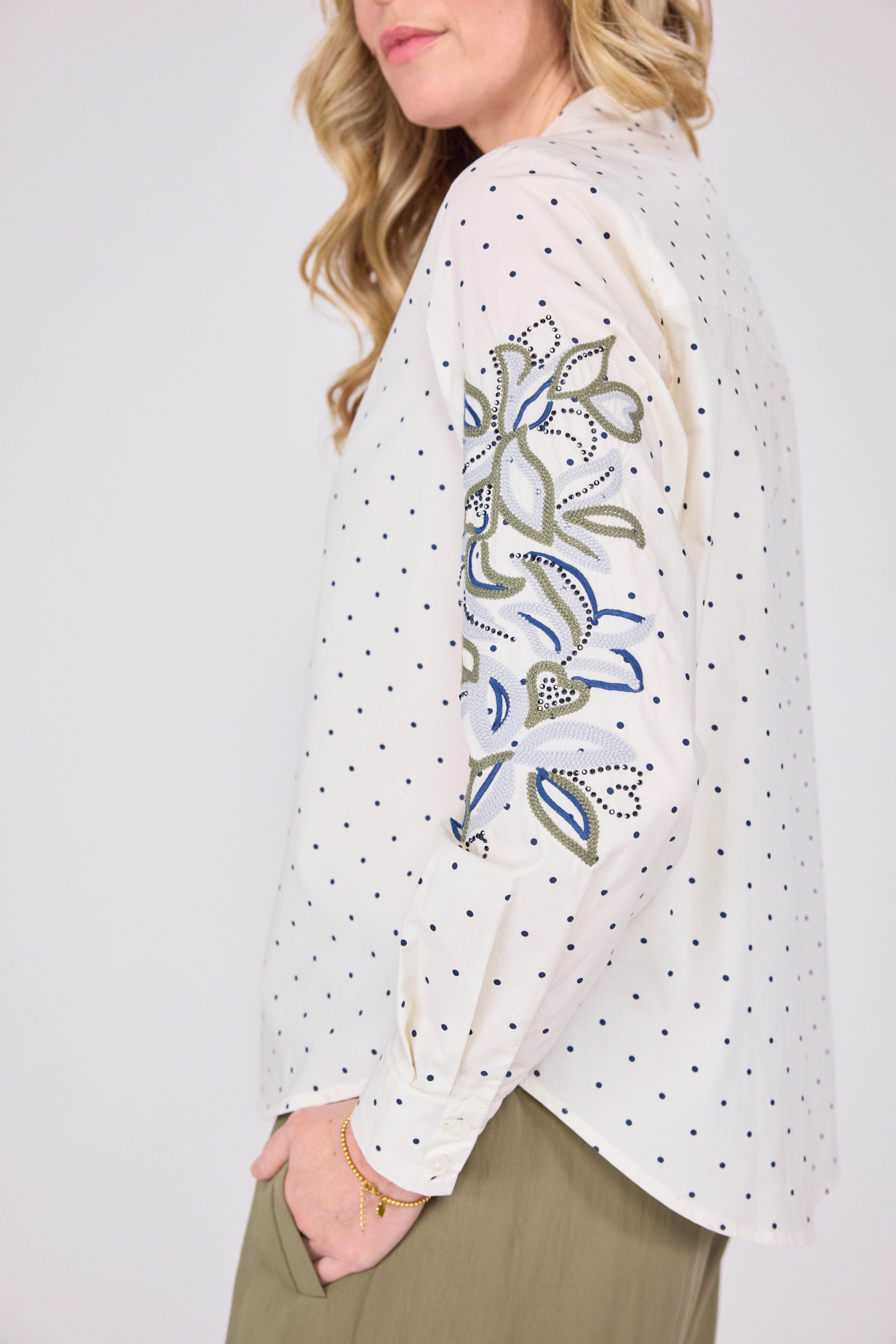 Lieblingsstück Blouse zonder sluiting RymL met borduursel op de mouw