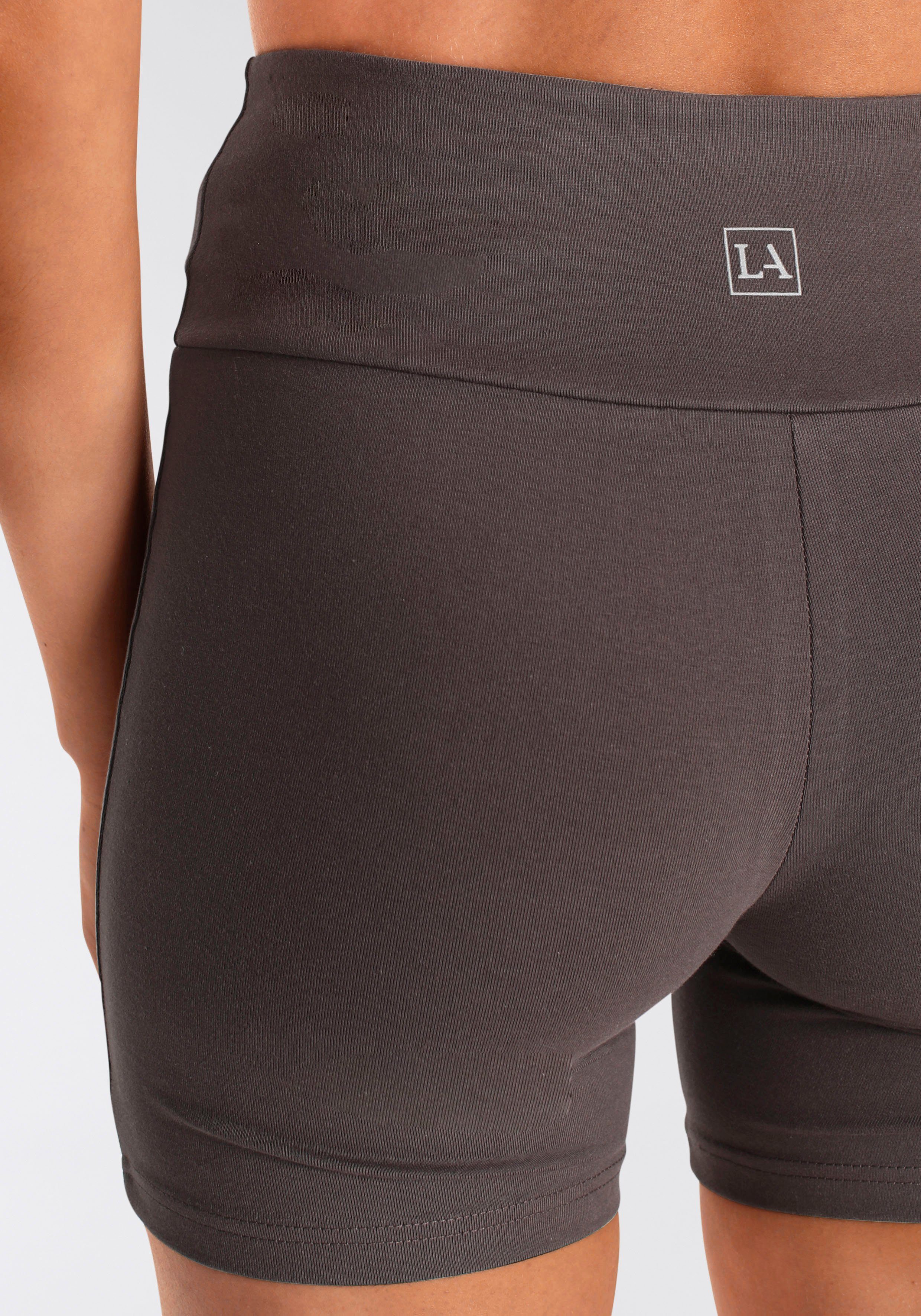 Lascana Short met brede boord en logoprint