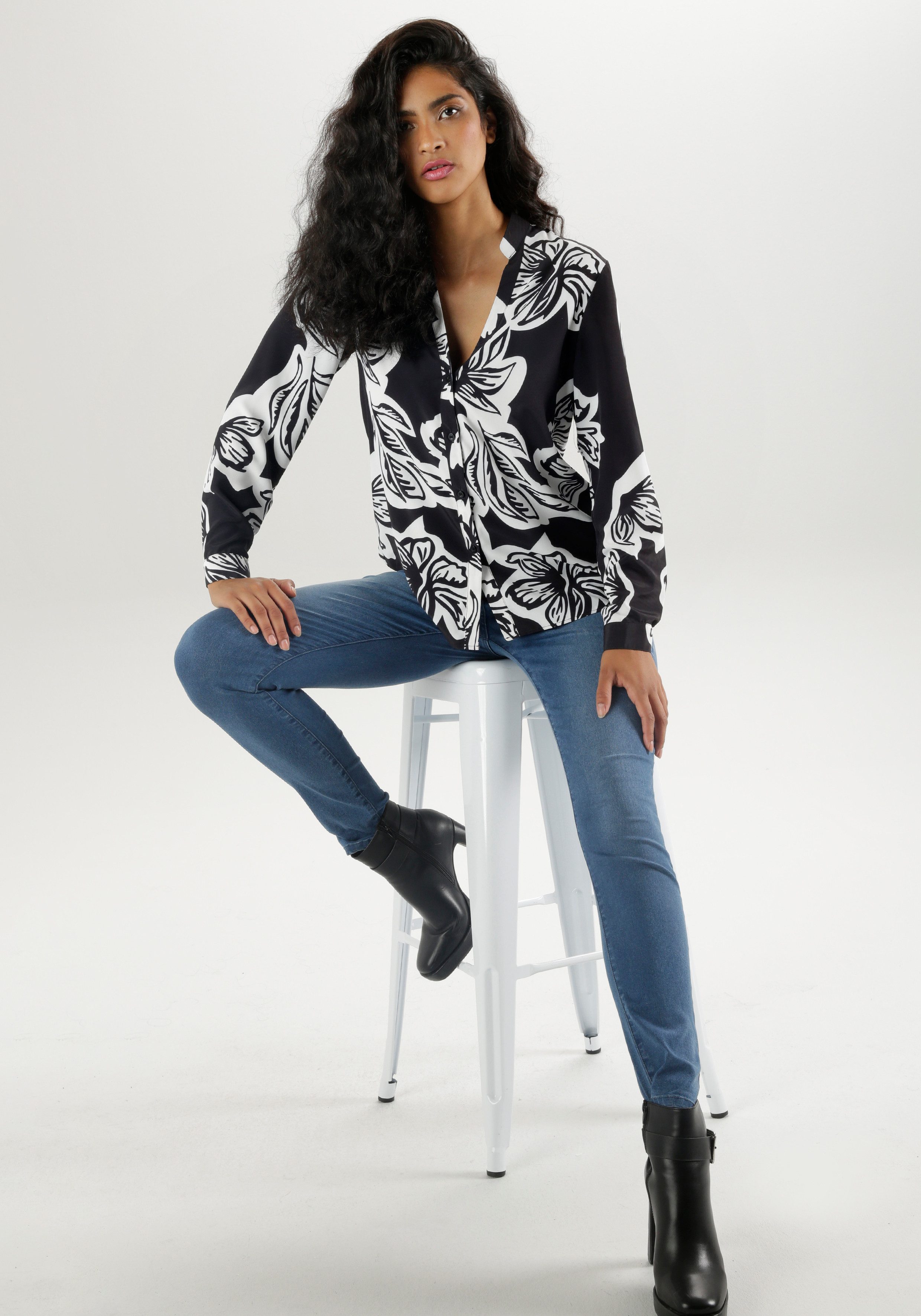 Aniston SELECTED Blouse zonder sluiting met opvallende bloesemprint en knoopsluiting