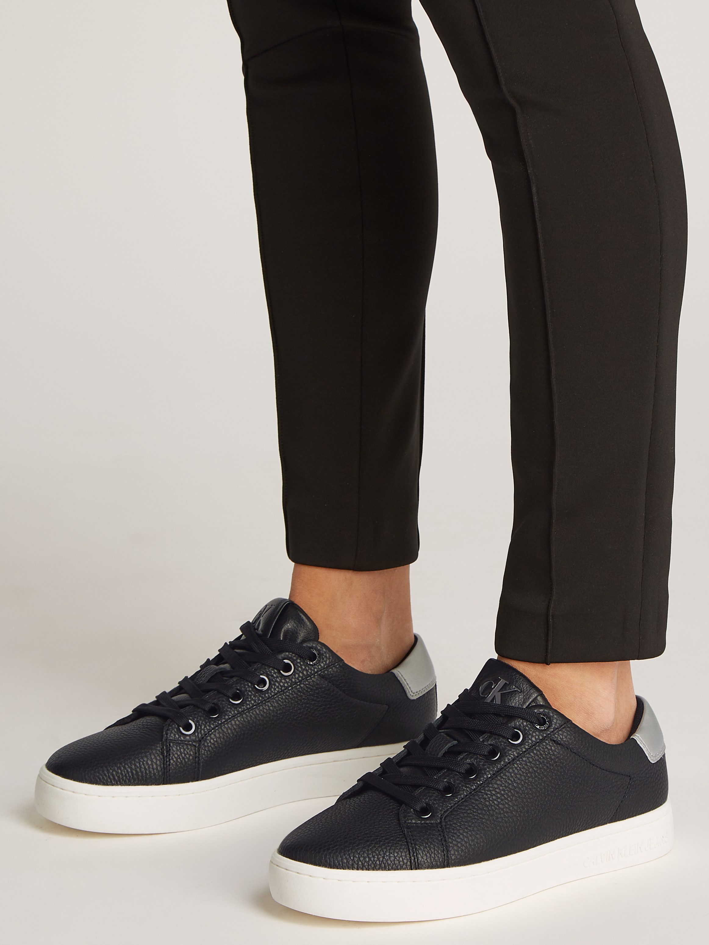 Calvin Klein Plateausneakers CLASSIC CUPSOLE LOW OHB , veterschoen, lage schoen, vrijetijdsschoen met contrast aan de hak