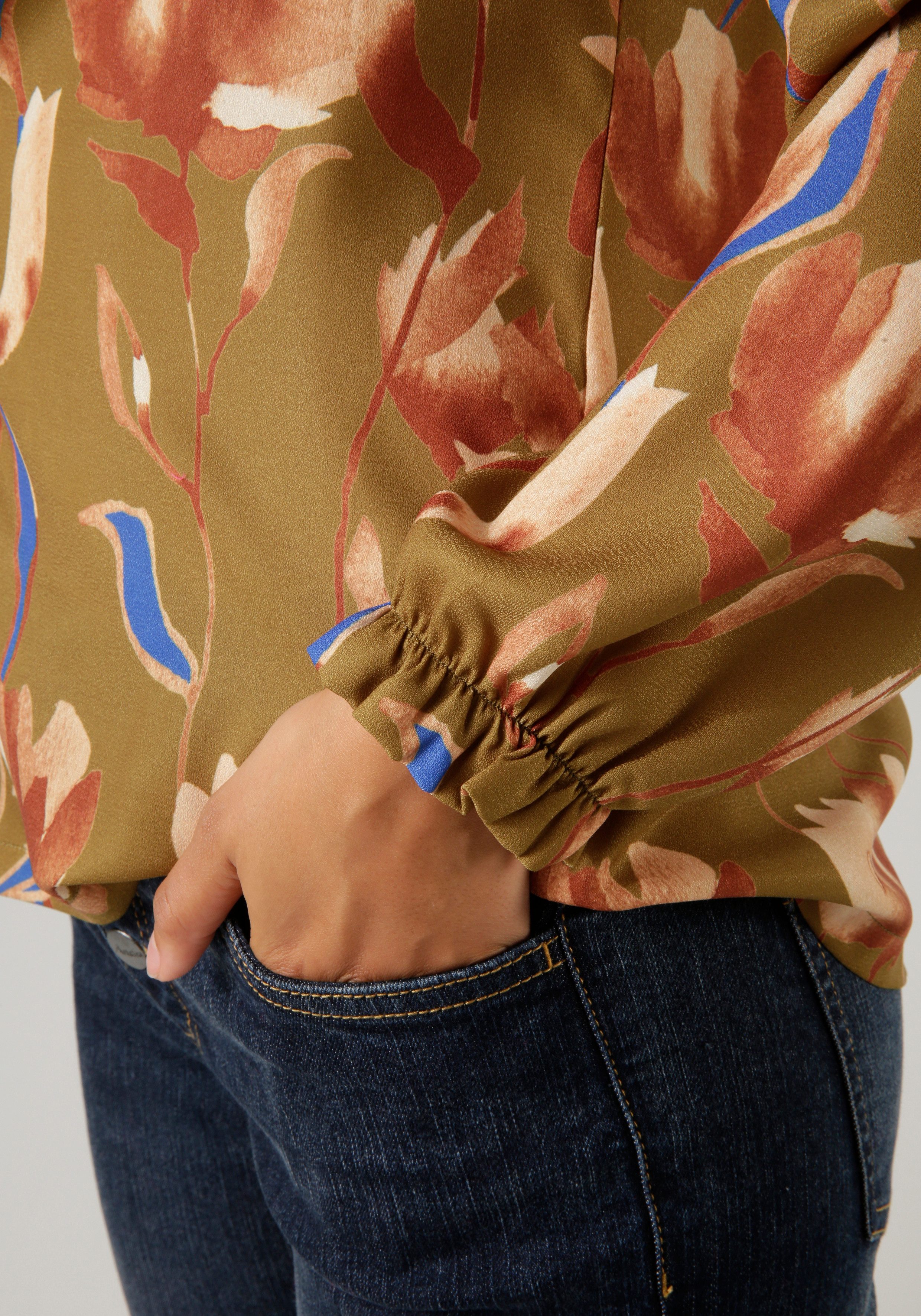 Aniston CASUAL Blouse zonder sluiting met schilderachtig bloesemprint - elk stuk is uniek