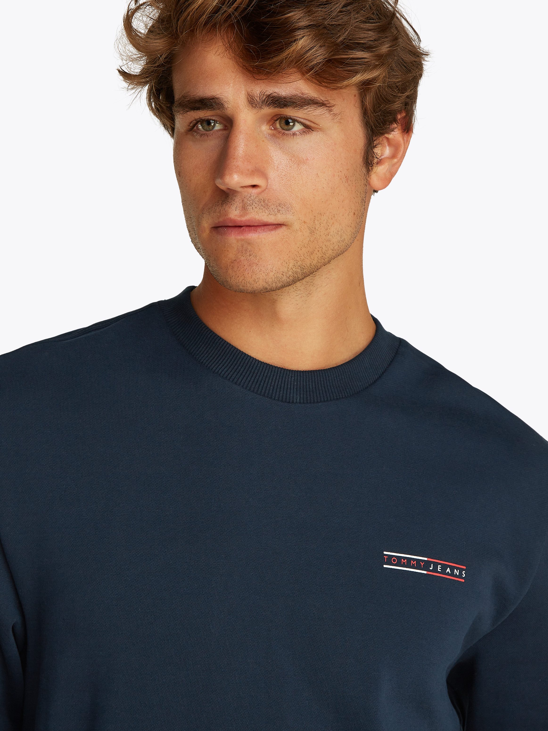 TOMMY JEANS Sweatshirt TJM REG ENTRY GRAPHIC CREW EXT licht overlappende schouders, kleine print op de borst
