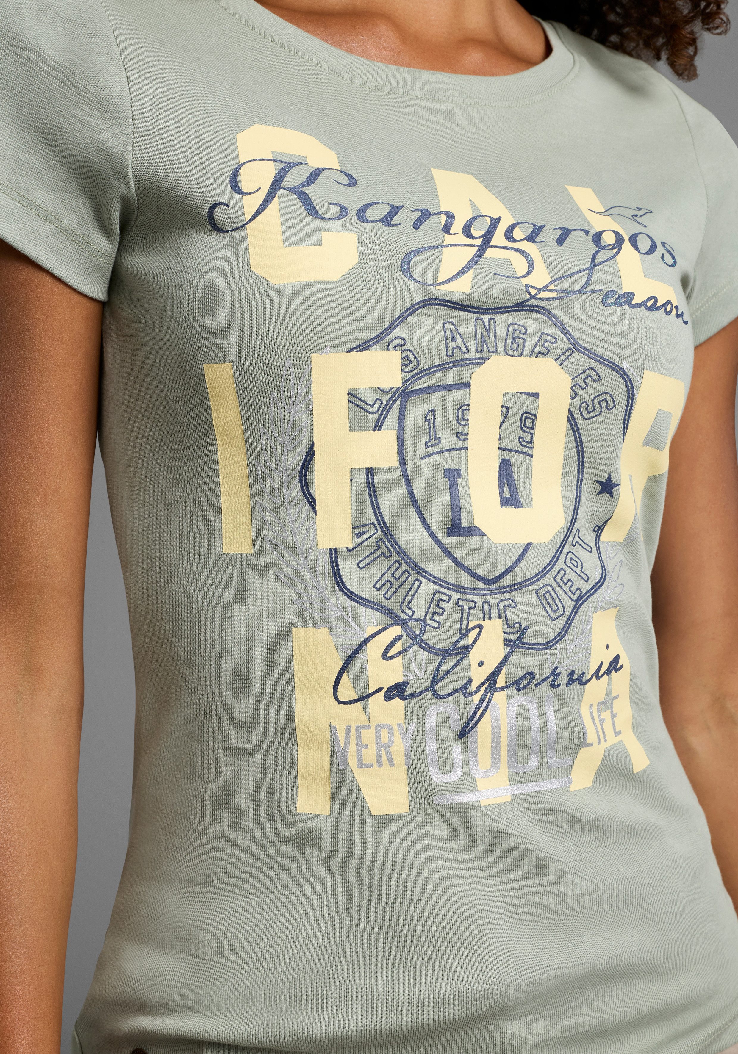 KangaROOS Shirt met print Korte mouwen, zeer figuurvolgende snit, met trendy logoprint