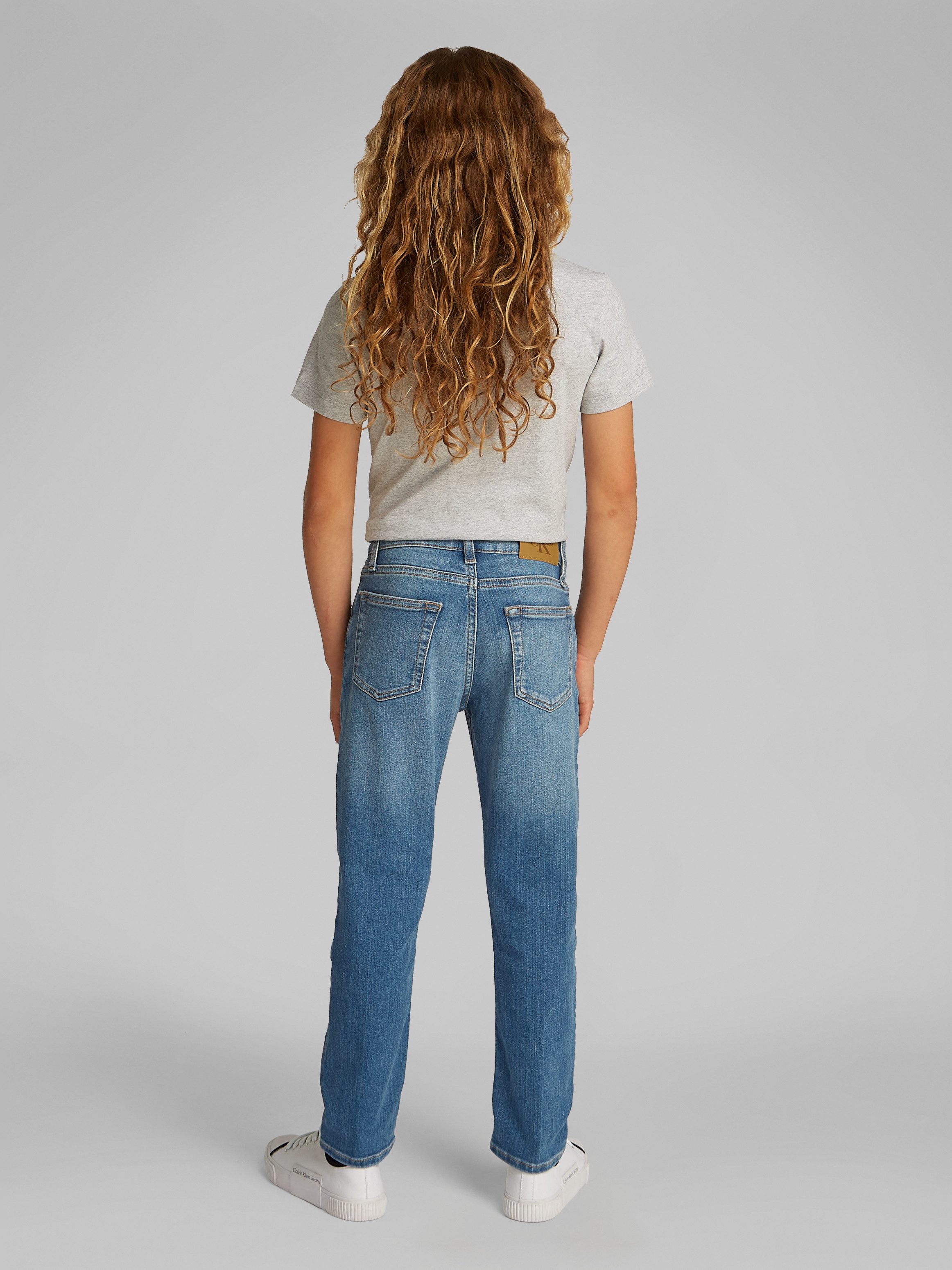 Calvin Klein Straight jeans ESS. WASHED BLUE DAD voor kinderen tot 16 jaar met leren patch