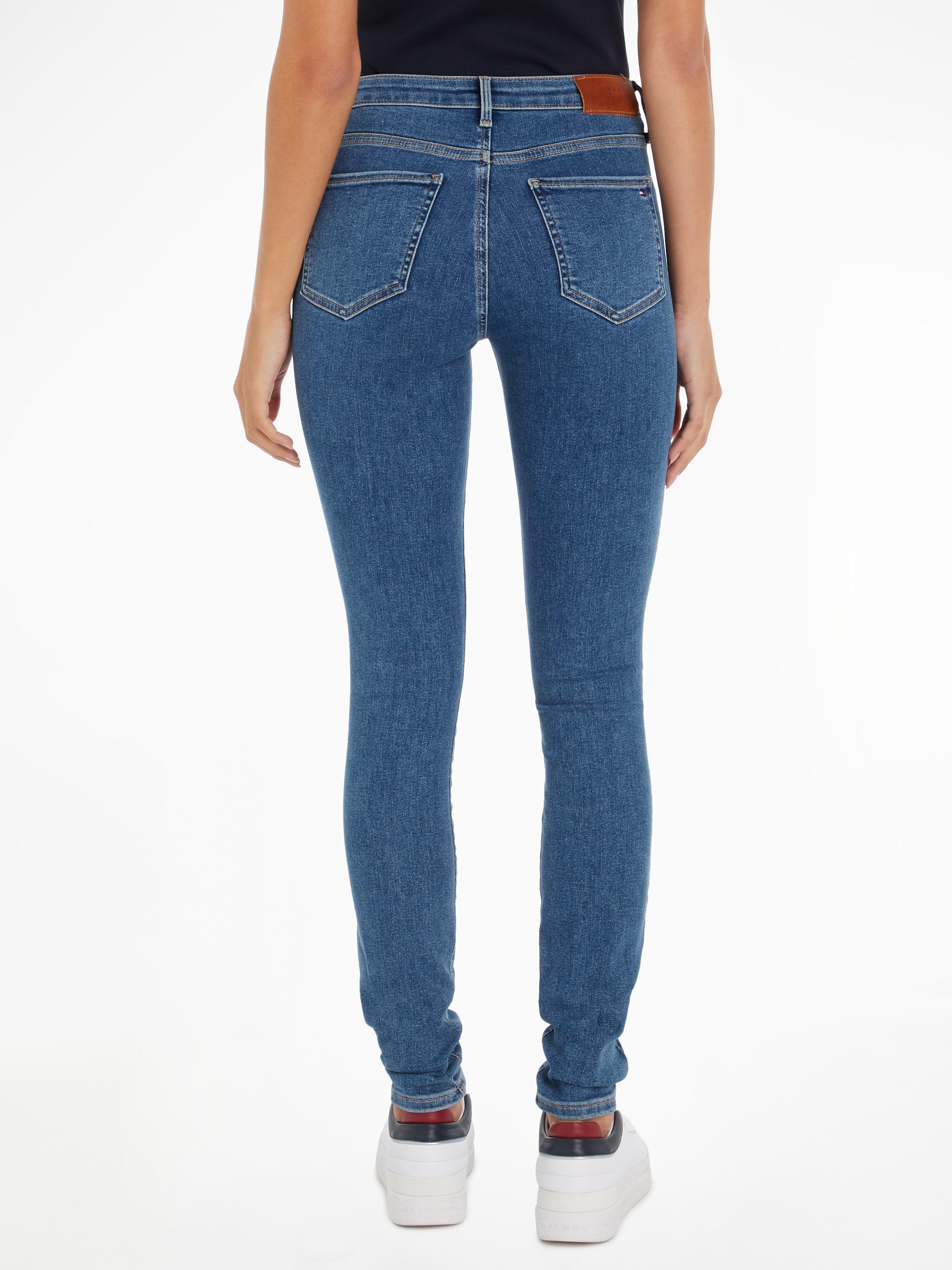 Tommy Hilfiger Skinny fit jeans COMO SKINNY RW BLACK met logo-badge