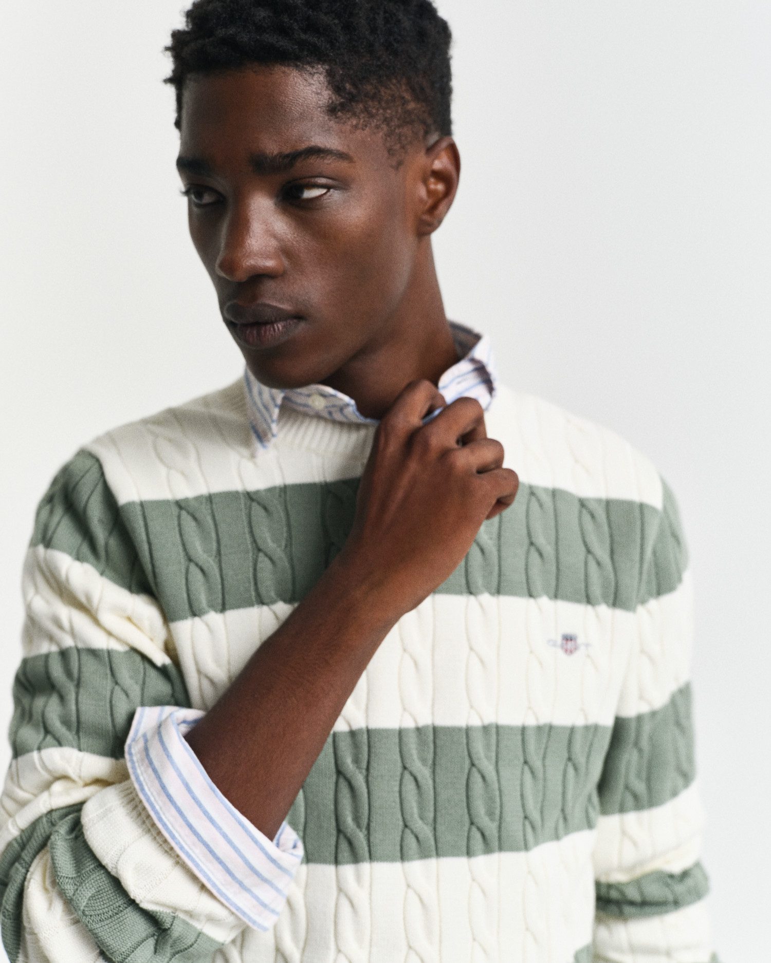 Gant Trui met ronde hals STRIPED COTTON CABLE C-NECK valt op door een doorlopend streepdesign in vlechtbreistructuur