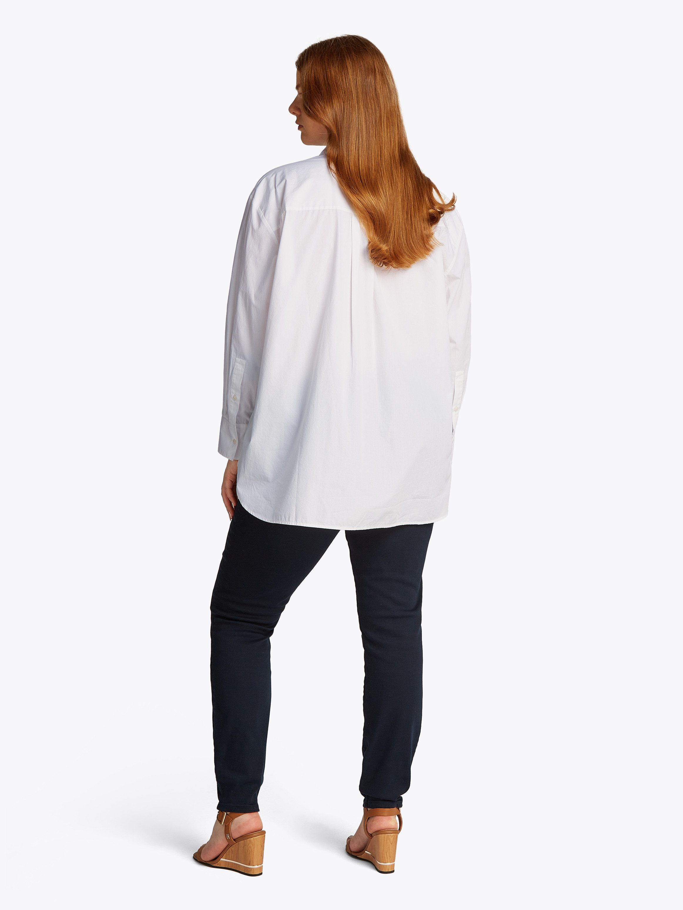 Tommy Hilfiger Curve Overhemdblouse CRV ESS COTTON EASY FIT SHIRT in grote maten borstzak kellerplooi achter afgeronde zoom